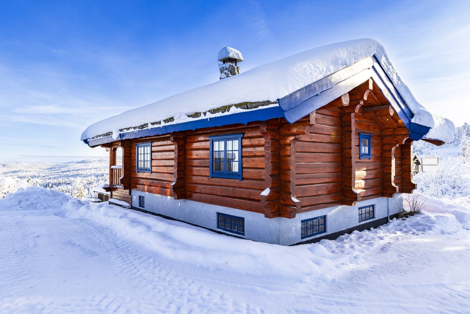 Hytta har enkel helårs adkomst, med parkeringsplass like på siden av eiendommen. Eiendommen ligger fritt og luftig til i skrånende terreng, og har flott utsikt foran seg! Galleribilde