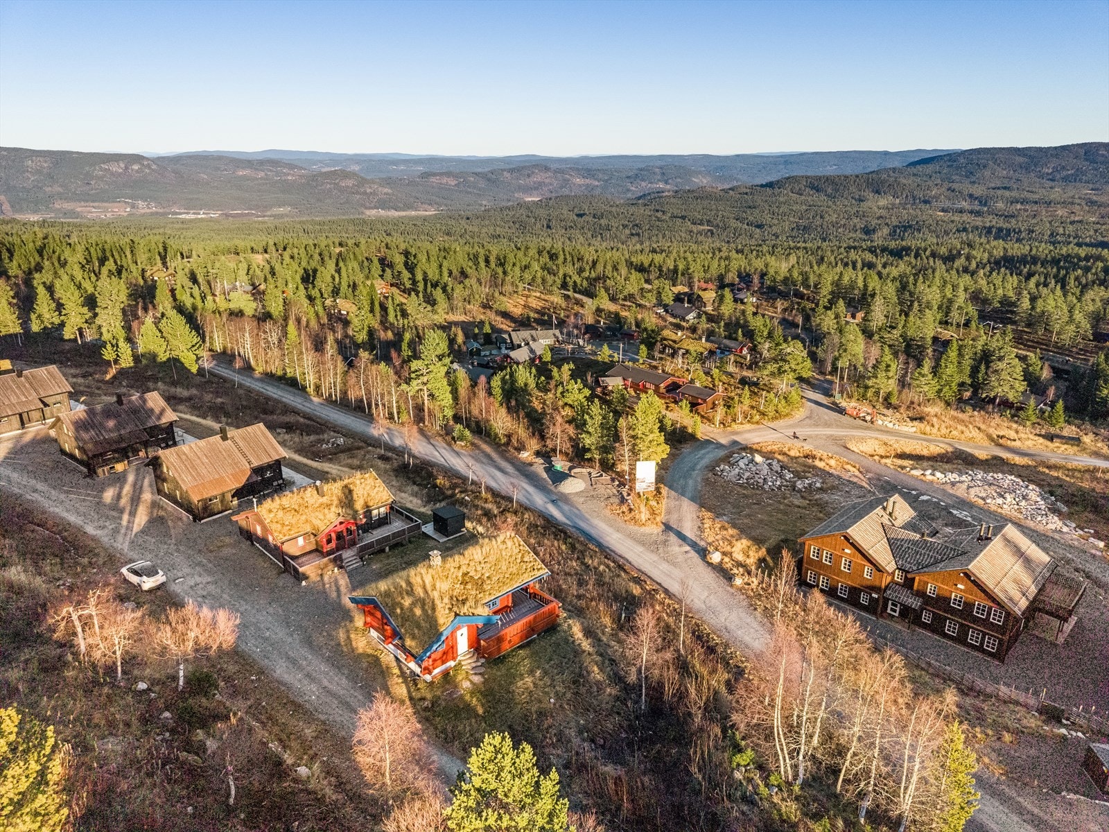 En tradisjonell laftehytte med særegne detaljer i gjennomført stil. Galleribilde