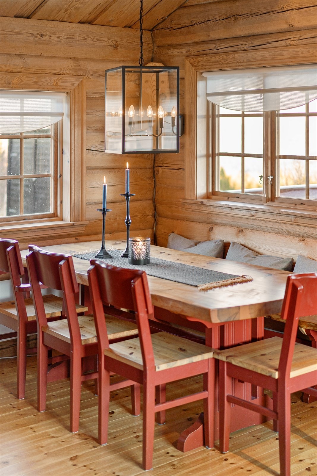 Spisestuen er god og romslig, med sitteplass til 9-10 stykker. Her kan familien samles til et hyggelig måltid. Galleribilde