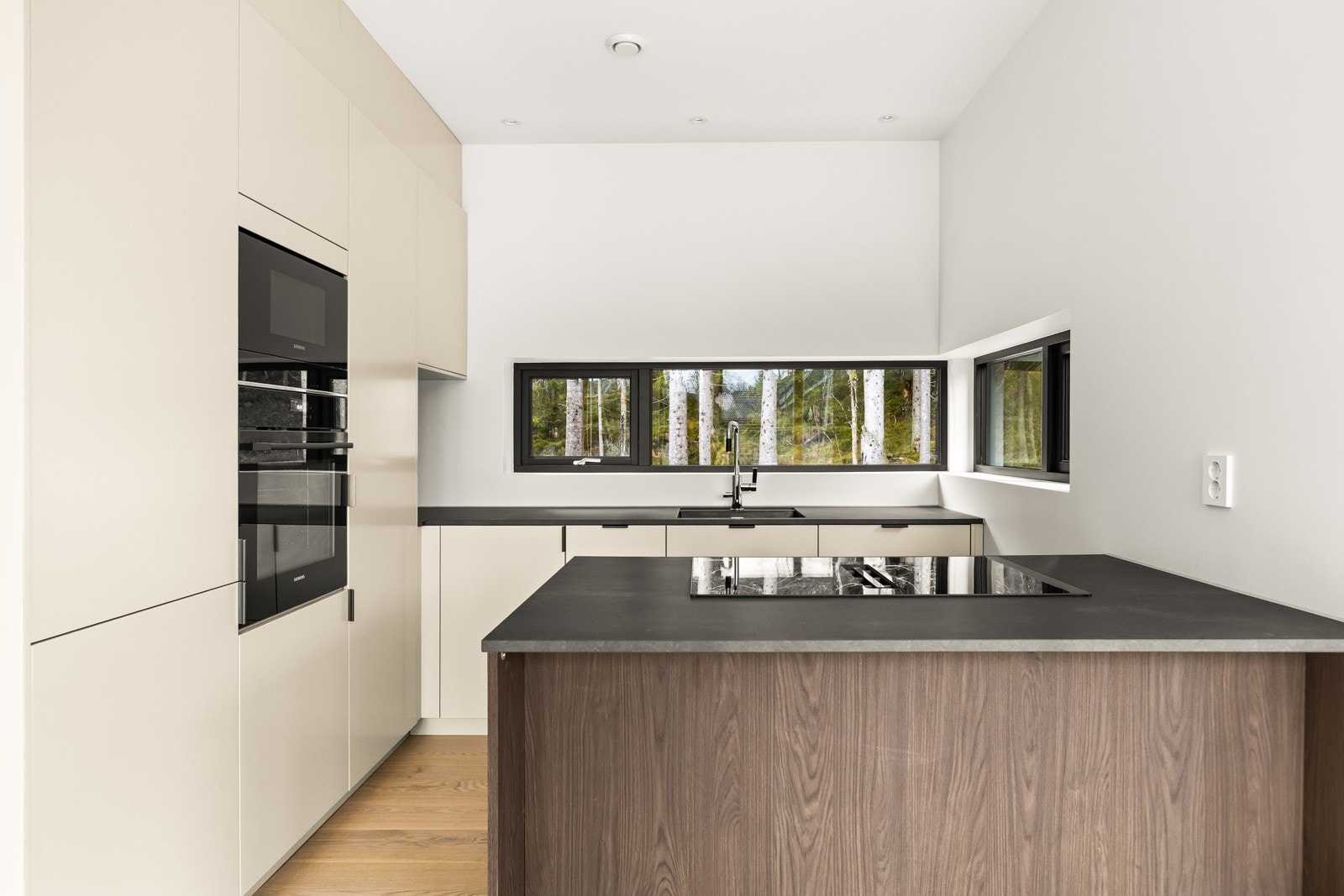 Kjøkken fra Drømmekjøkkenet med kjøkkenfront Bistro malt østersbeige Galleribilde