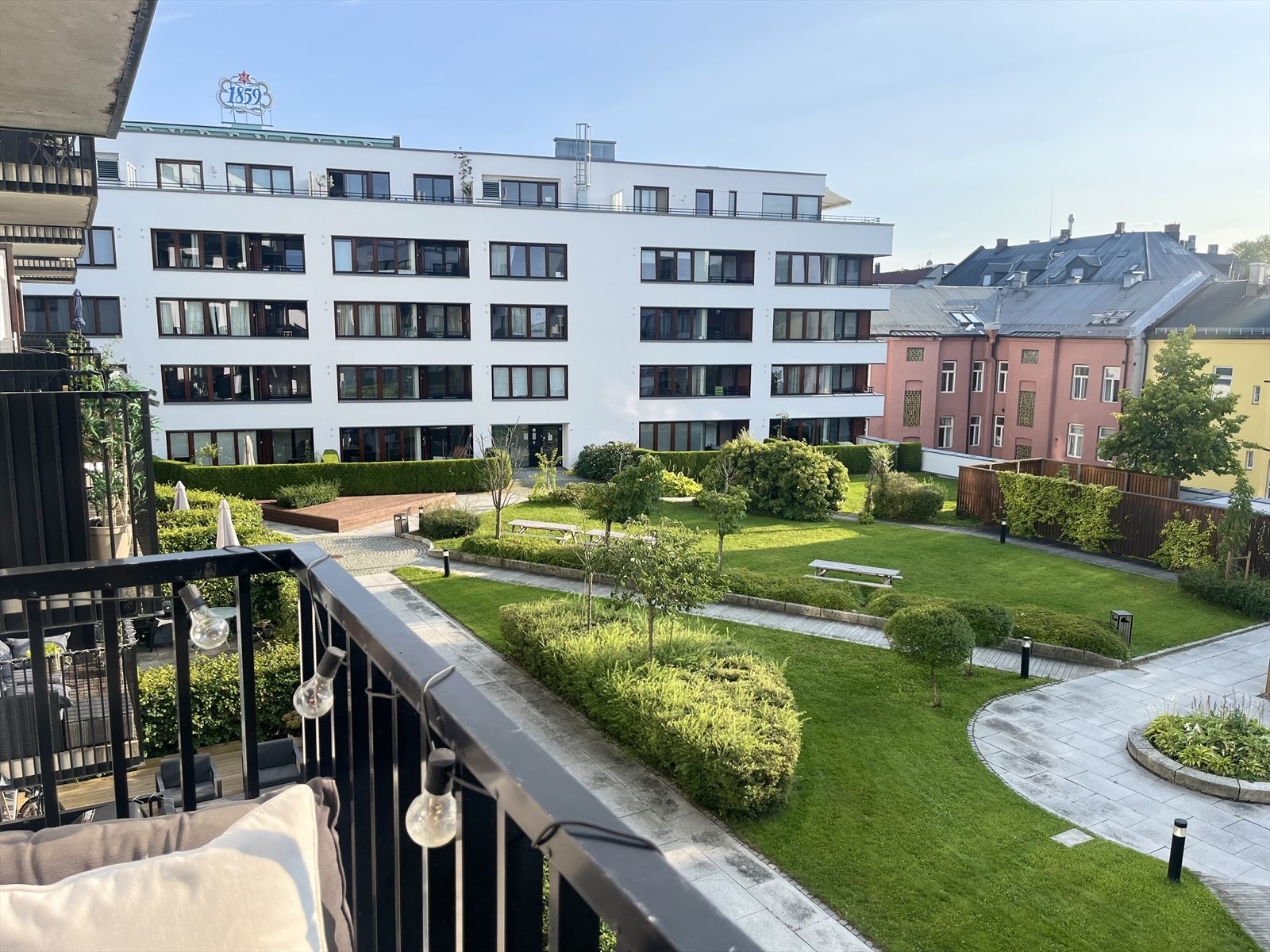 Balkongen har et fint utsyn mot sameiets frodige bakhage. Galleribilde