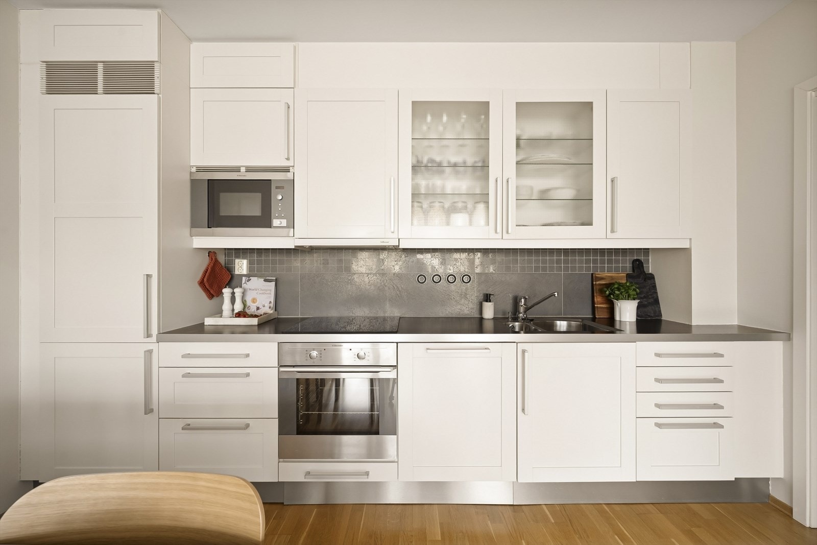 Hvitevarene er integrerte og består av induksjonsplatetopp (2025), stekeovn, mikrobølgeovn, oppvaskmaskin og kjøle-/fryseskap. Galleribilde