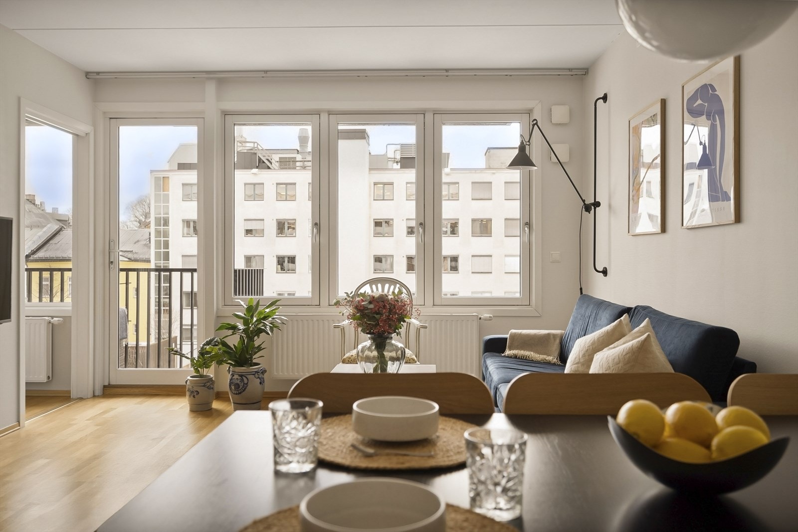 Lys, innbydende stue med store vindusflater og utgang til balkong. Galleribilde