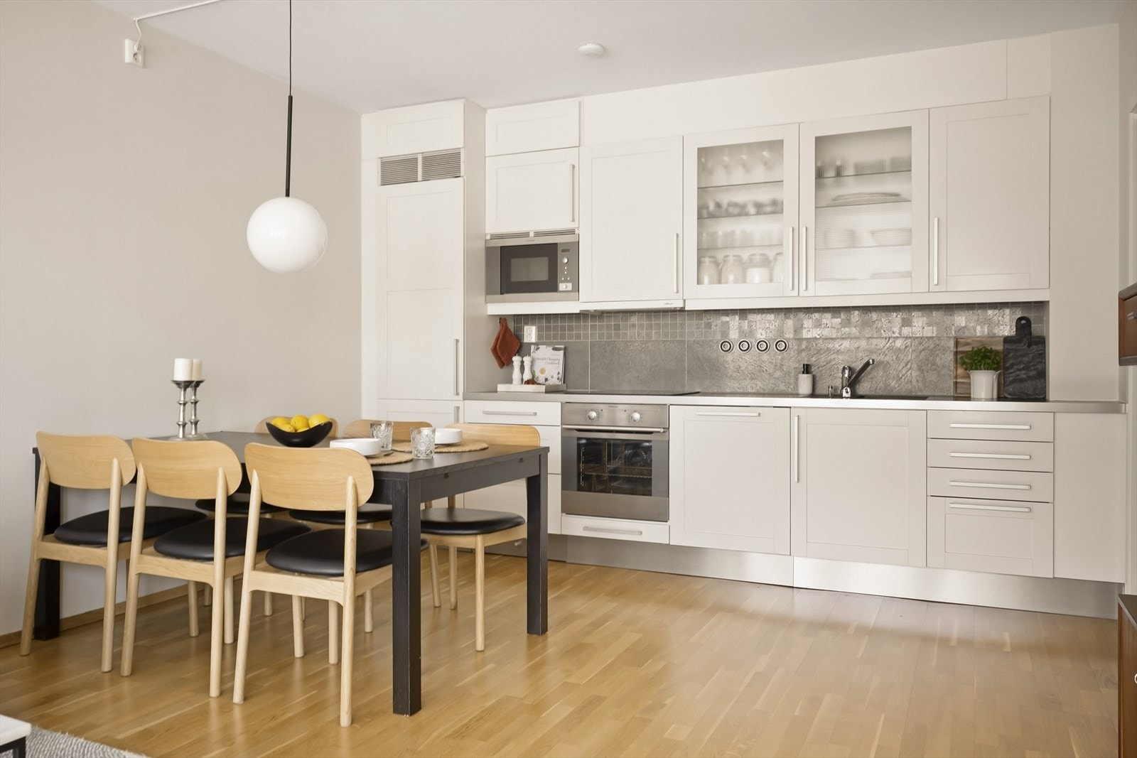 Tidløst og pent kjøkken med rikelig skap- og benkeplass. Galleribilde