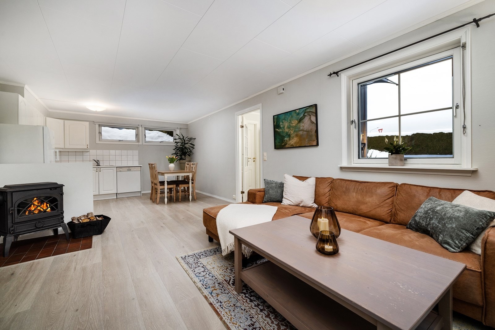 Leiligheten ligger i underetasjen i en firemannsbolig fra 1995 med liggende trekledning. Galleribilde