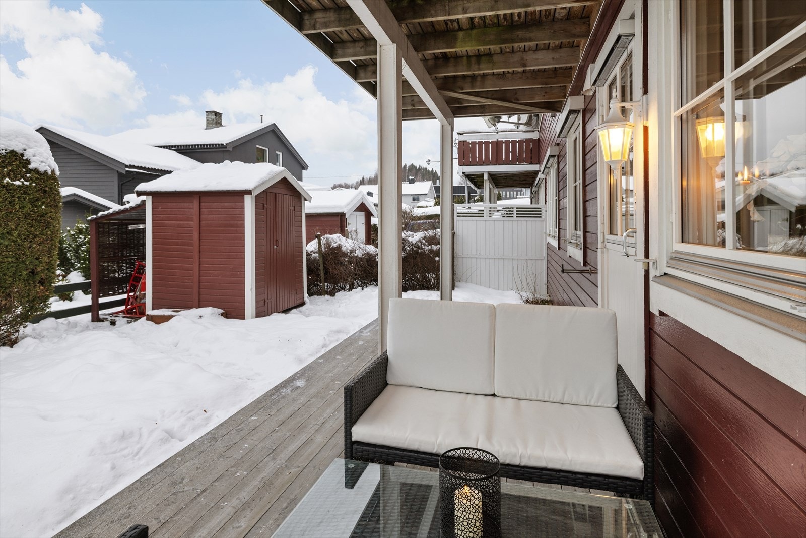 Den romslige terrassen på 25 m² er delvis overbygget, med god plass for en sittegruppe. Galleribilde