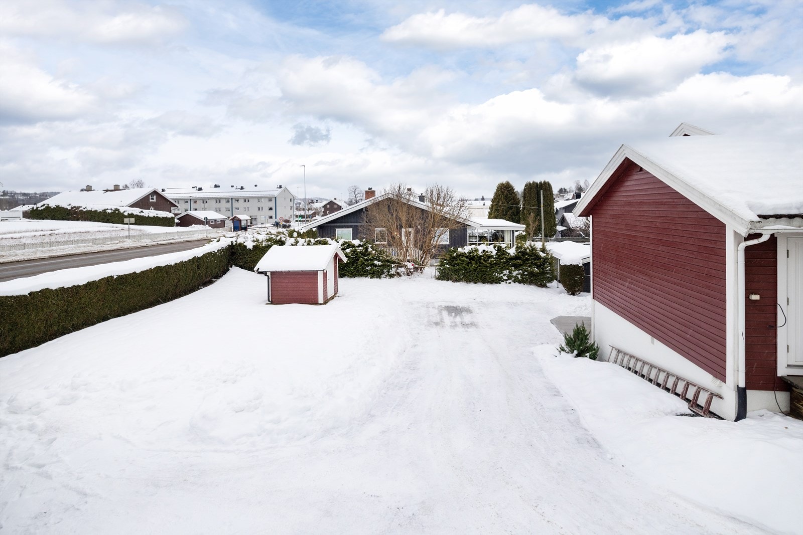 Beliggenheten er barnevennlig i et trygt og etablert nabolag med umiddelbar nærhet til skoler. God plass til parkering. Galleribilde
