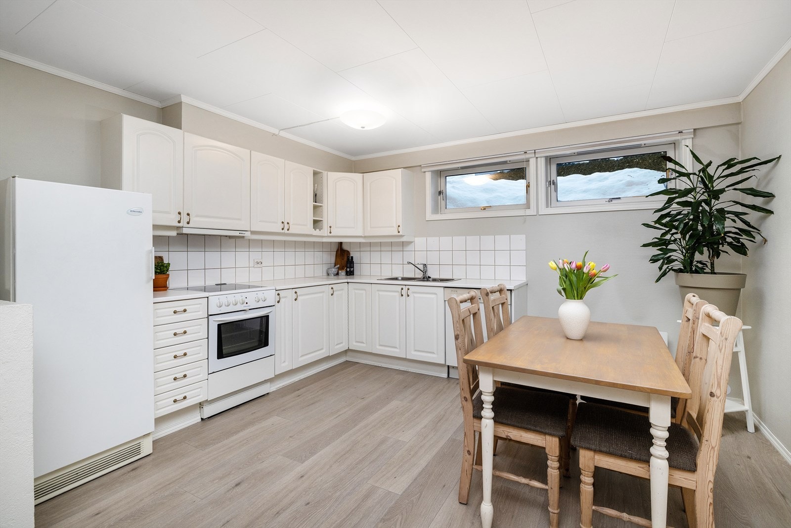 Det er god plass til en spiseplass i tilknytning til kjøkkenet. Galleribilde