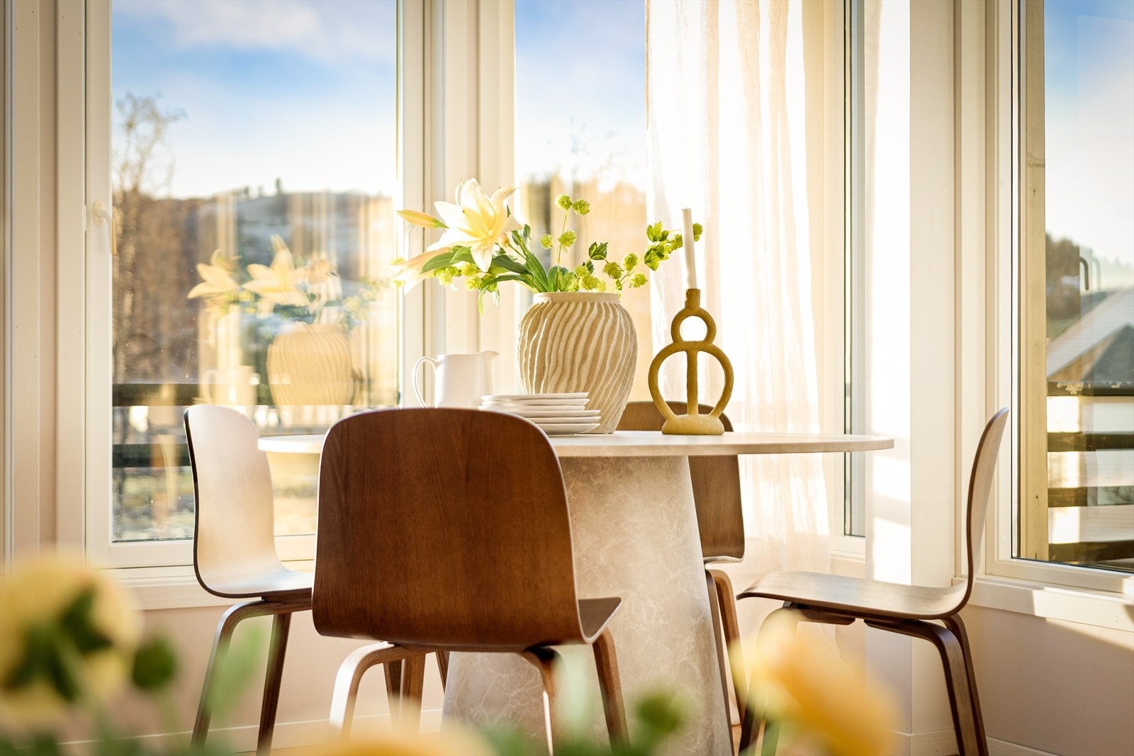 - Her har du god plass til sofagruppe og spisebord i hver sin naturlige sone - Galleribilde