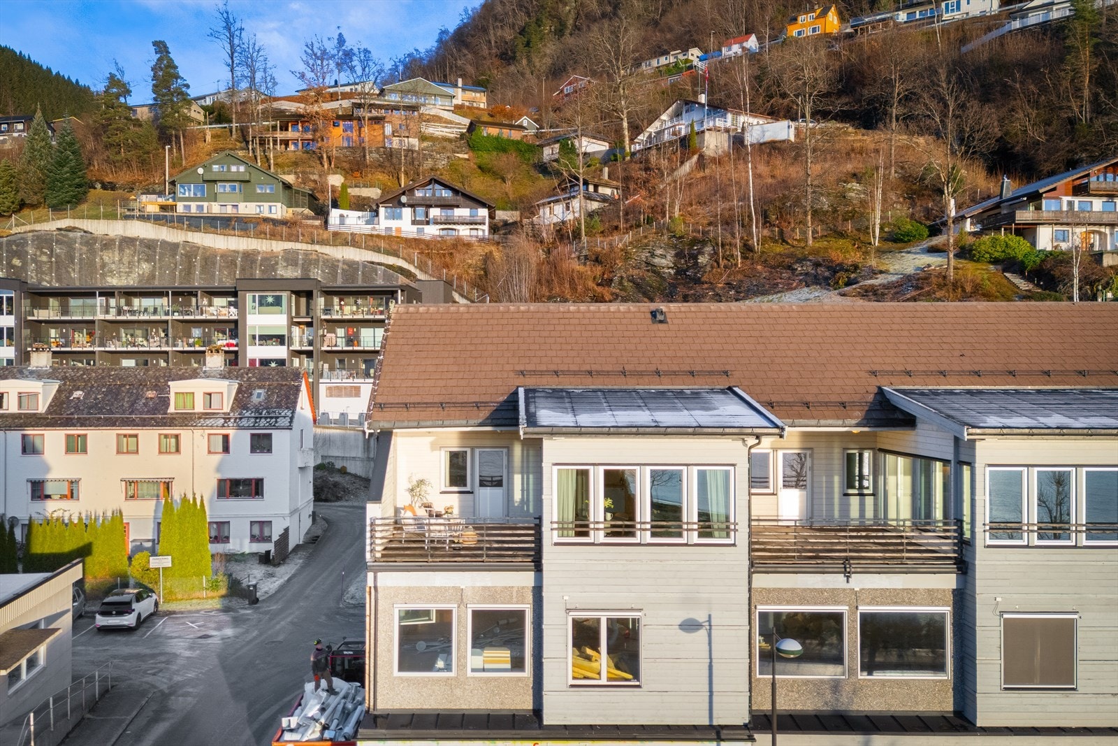 - Leiligheten ligger sentralt i Øystese sentrum, med gangavstand til "alt" du skulle behøve i hverdagen - Galleribilde