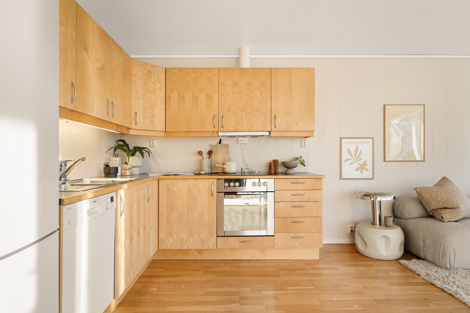 - Kjøkkeninnredning med slette fronter og benkeplate av laminat - Galleribilde