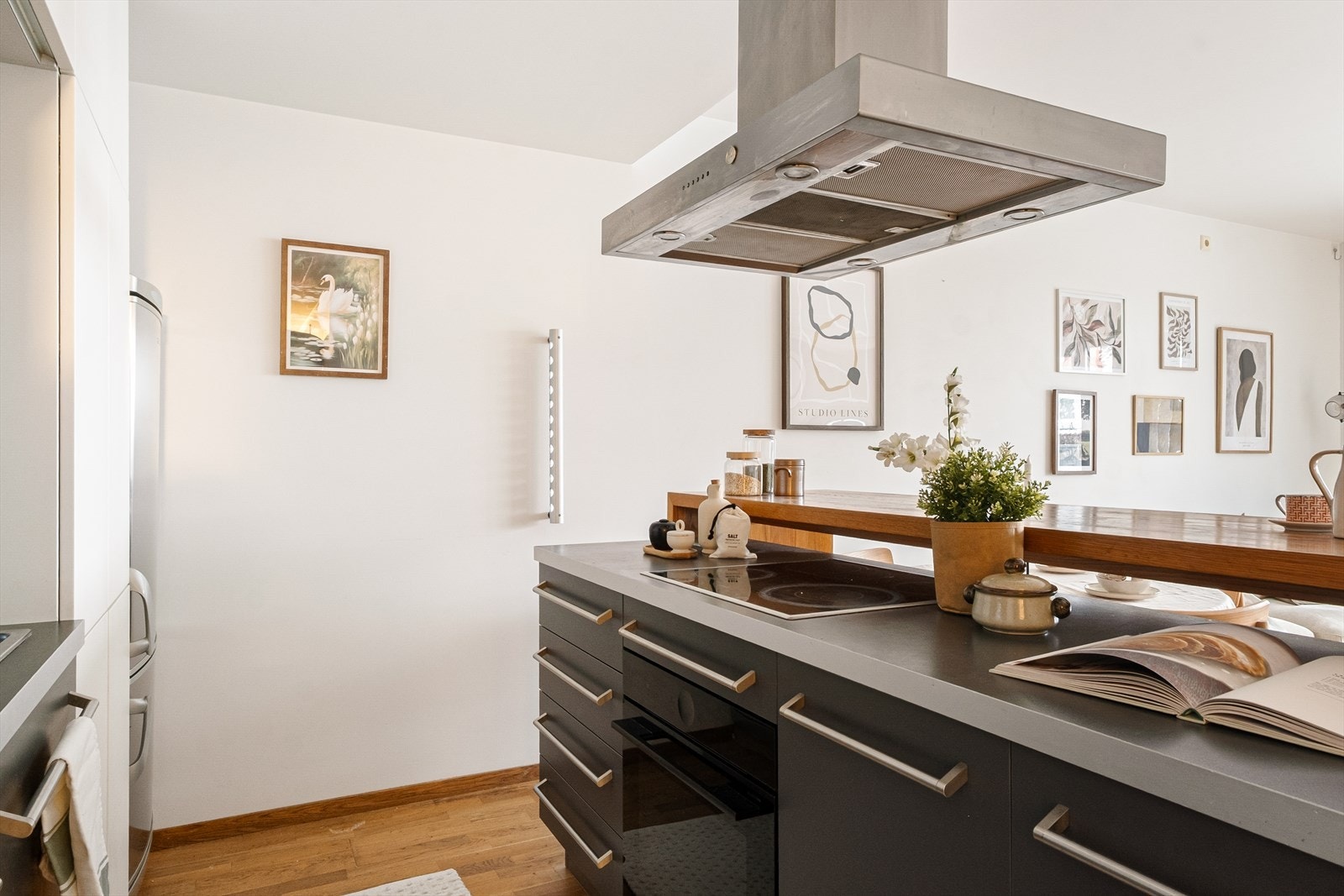 Det er integrert platetopp, stekeovn, oppvaskmaskin og kjøl/fryseskap. Galleribilde