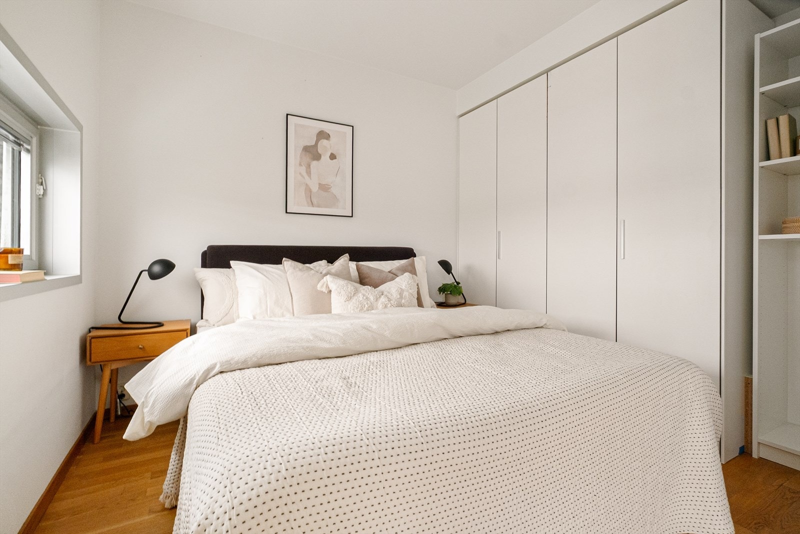 Det er rikelig med plass til oppbevaring i stor garderobe. Galleribilde