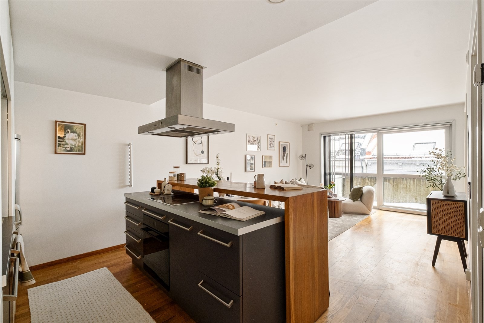 Boligen er fra 2005 og byr på moderne løsninger som balansert ventilasjon og vannbåren gulvvarme i alle rom. Galleribilde