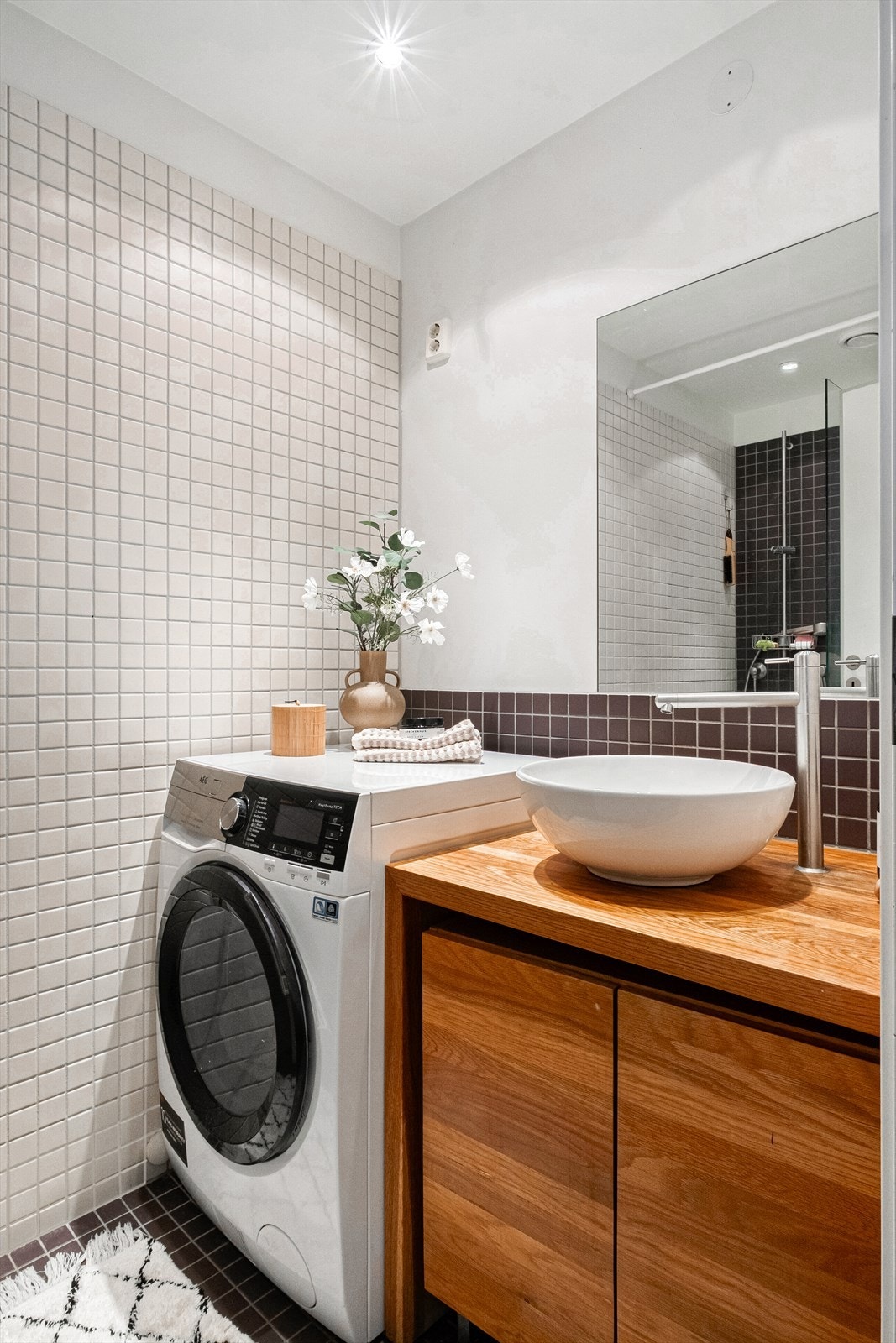 Pent, flislagt bad med gulvvarme og opplegg for vaskemaskin. Galleribilde