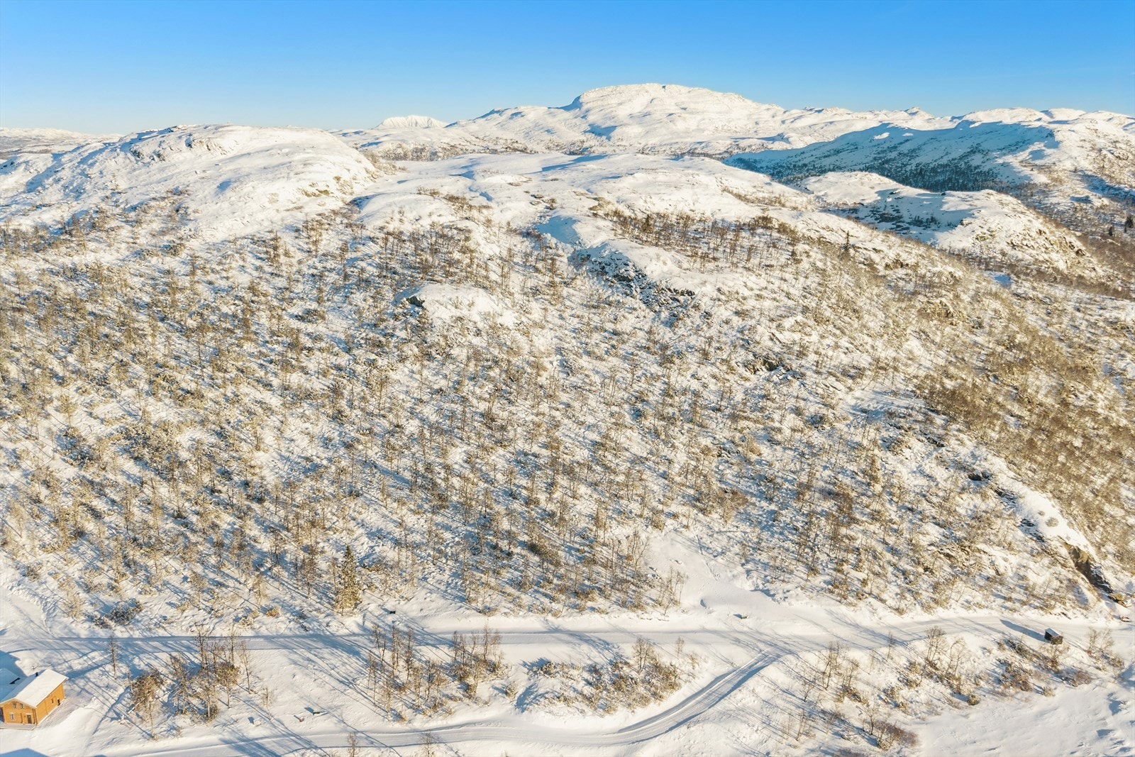 Området grenser til Hardangerviddas sydside, i Vinje kommune, midt mellom Øst-, Vest- og Sørlandet, ca. 1020 moh. Galleribilde