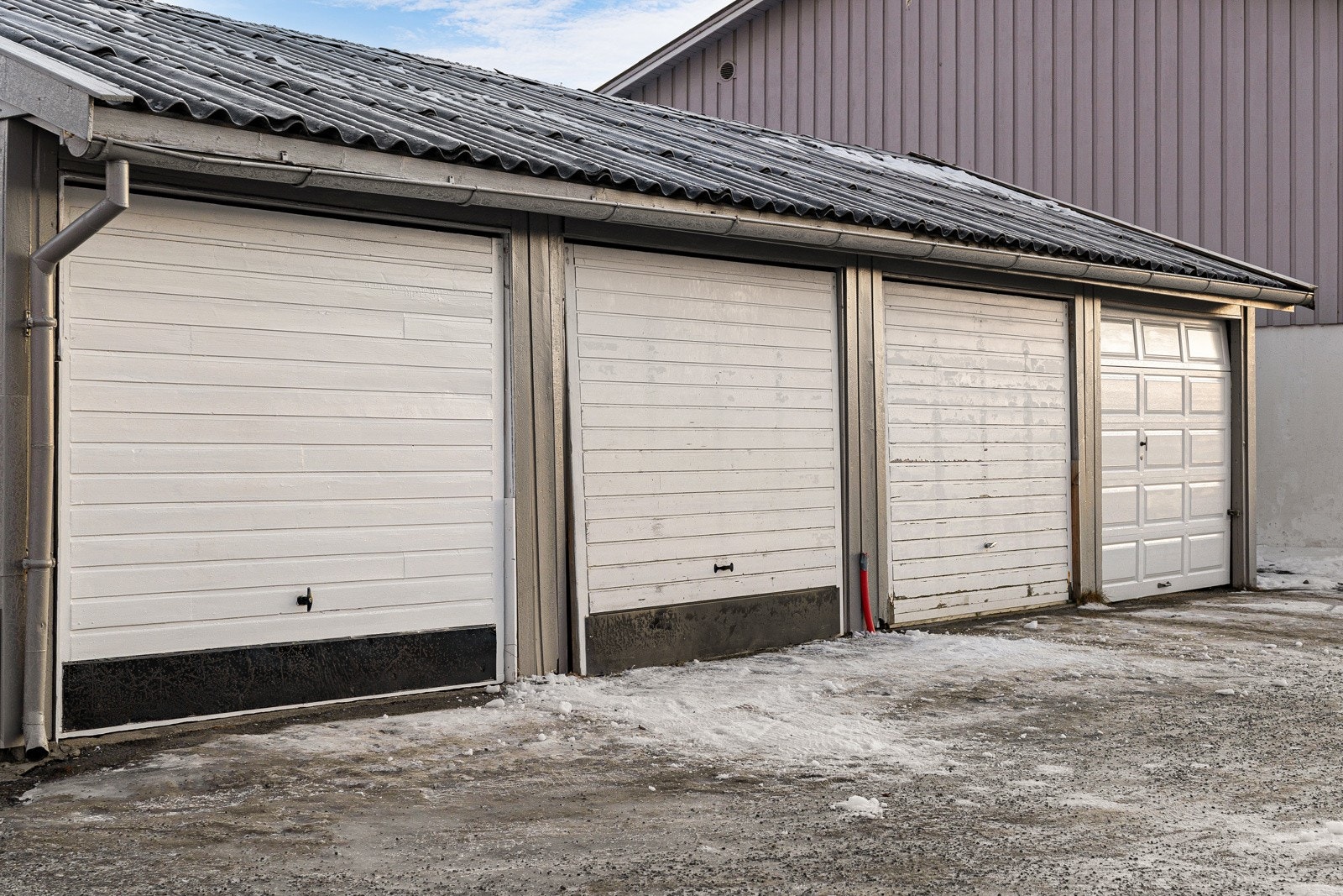 Parkering i garasje. Galleribilde