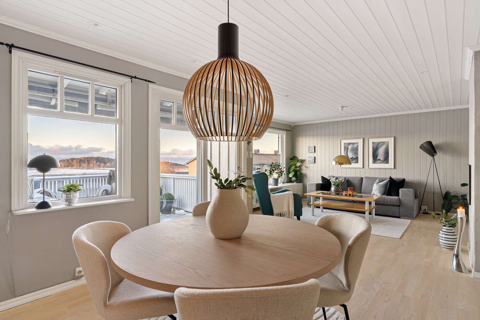 Interiøret er moderne med lyse overflater og utstrakt bruk av downlights. Galleribilde