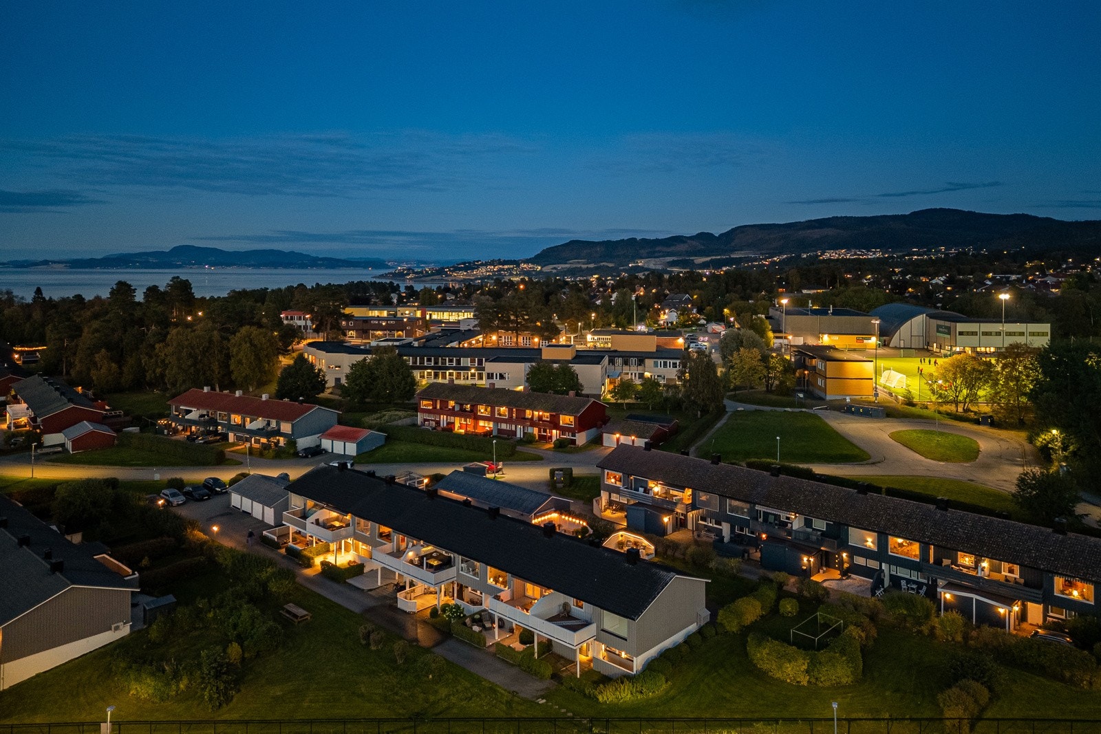 Eiendommen har en særdeles attraktiv beliggenhet for barnefamilier, med Charlottenlund barne- og ungdomsskole på andre siden av veien. Her får man en trygg skolehverdag og en ekstra praktisk løsning i en travel familiehverdag. Galleribilde
