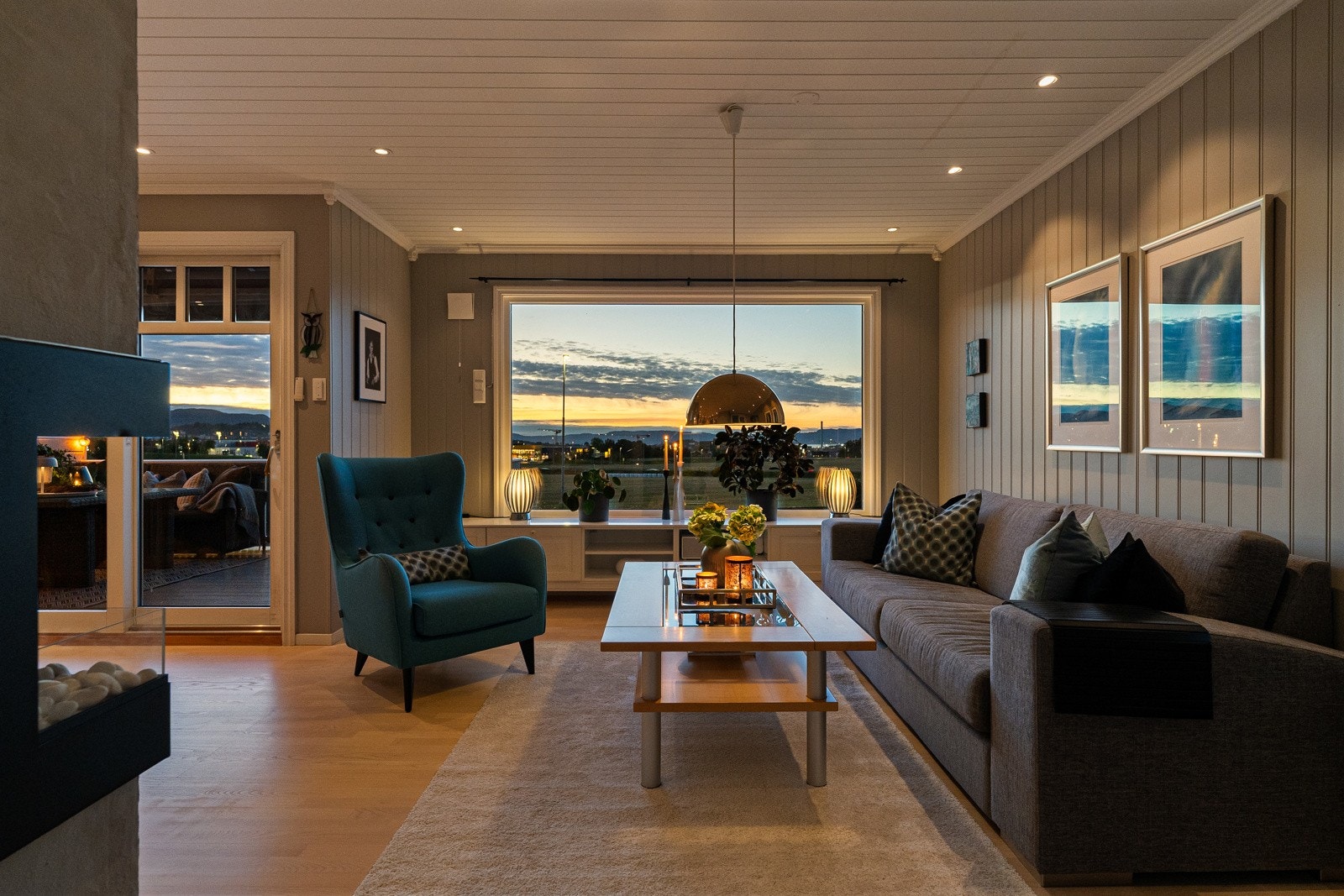 Rekkehuset har to familievennlige plan, med soverom samlet i sokkelen og de sosiale sonene i overetasjen. Galleribilde