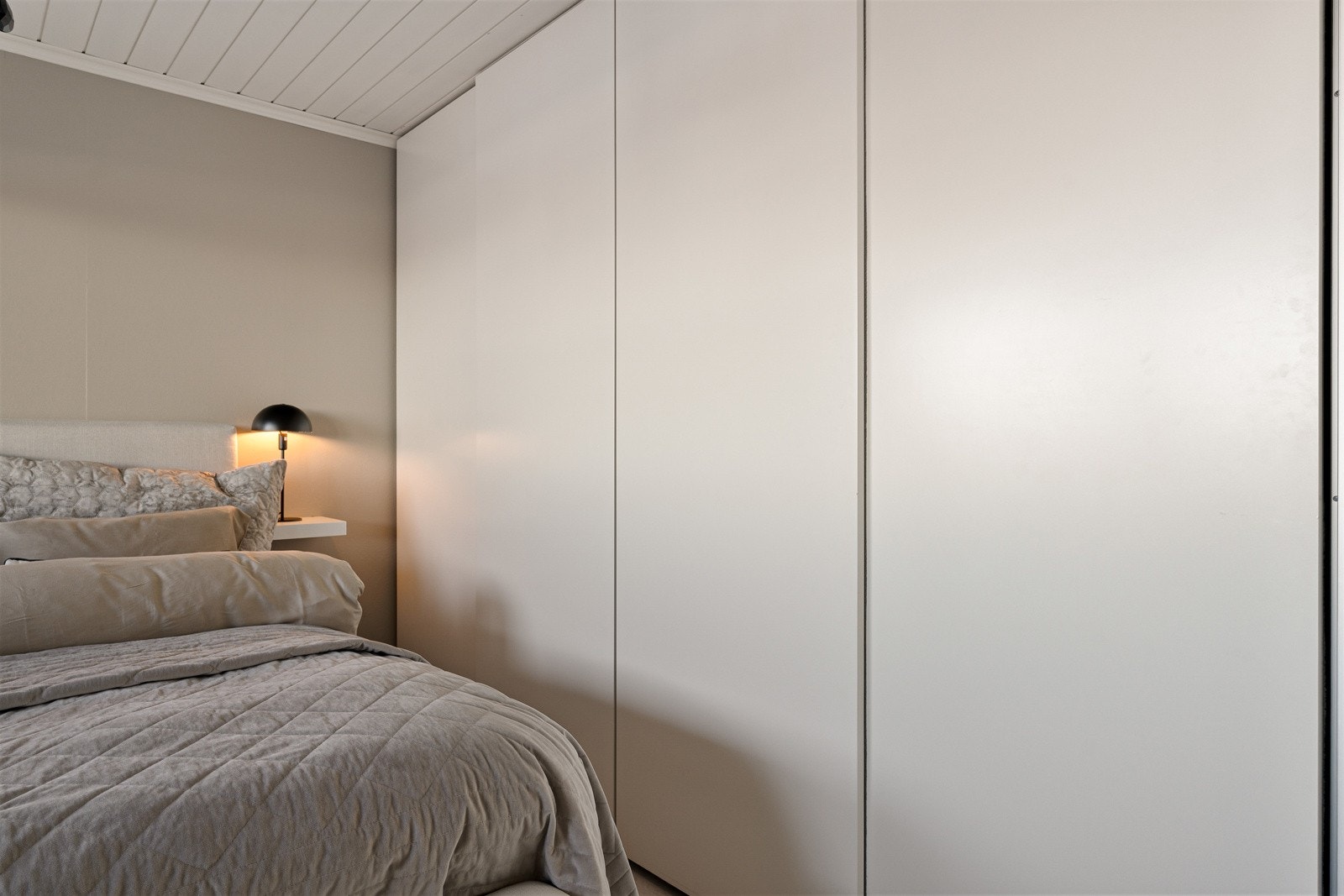 Hovedsoverommet på 12 kvm er utstyrt med en stor skyvedørsgarderobe. Galleribilde