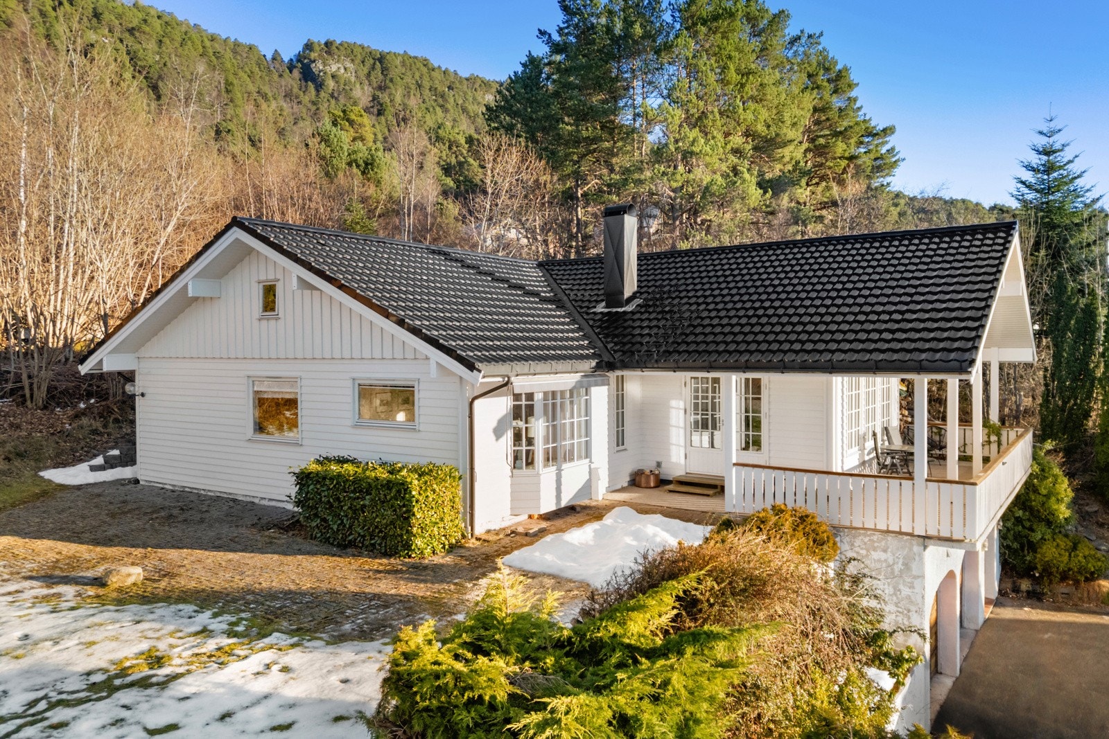 Eneboligen ligger utrolig fint til i terrenget med alle oppholdsrommene i andreetasjen. Galleribilde