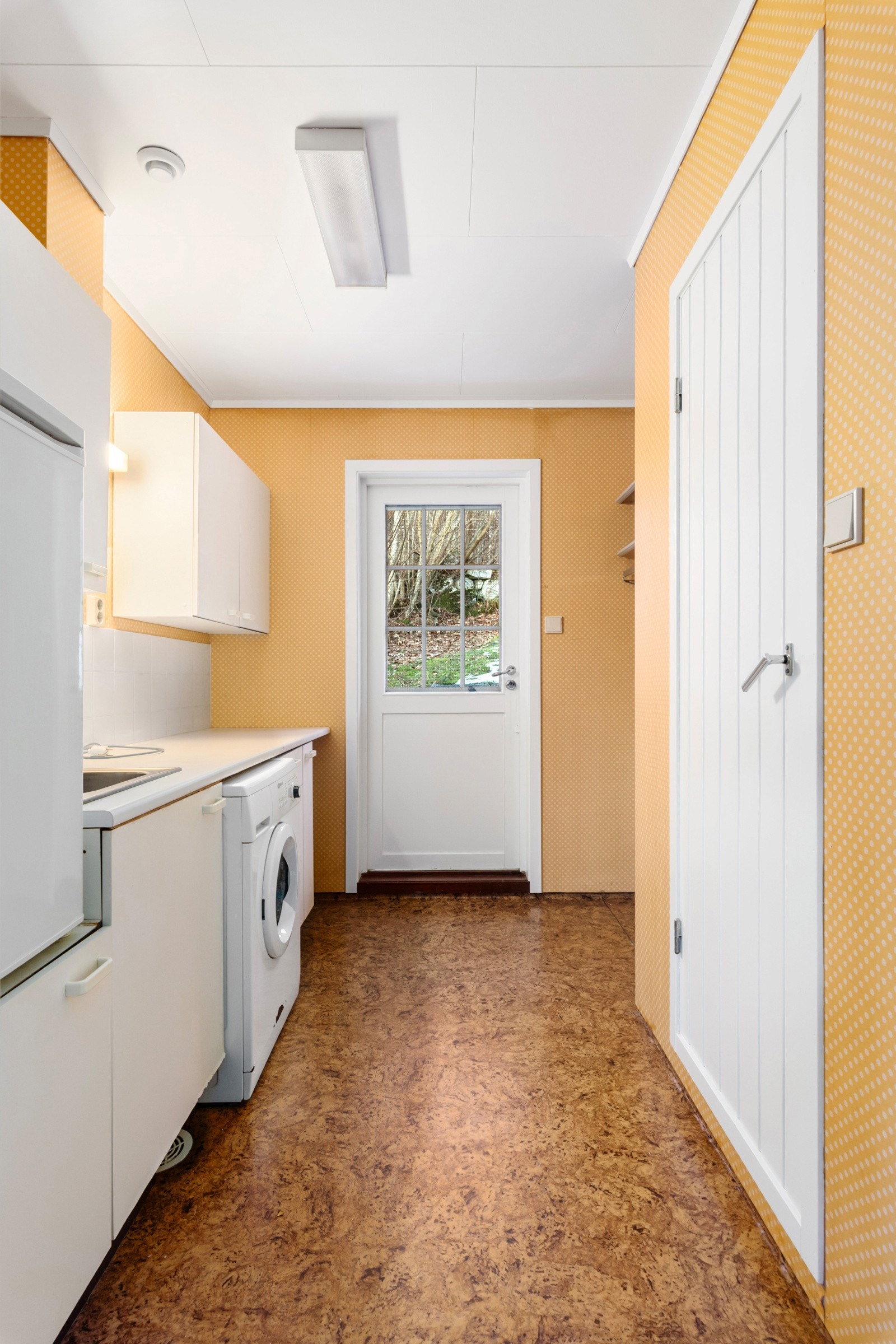 Vaskerommet ligger vegg i vegg til kjøkkenet og har egen inngang fra baksiden. Galleribilde