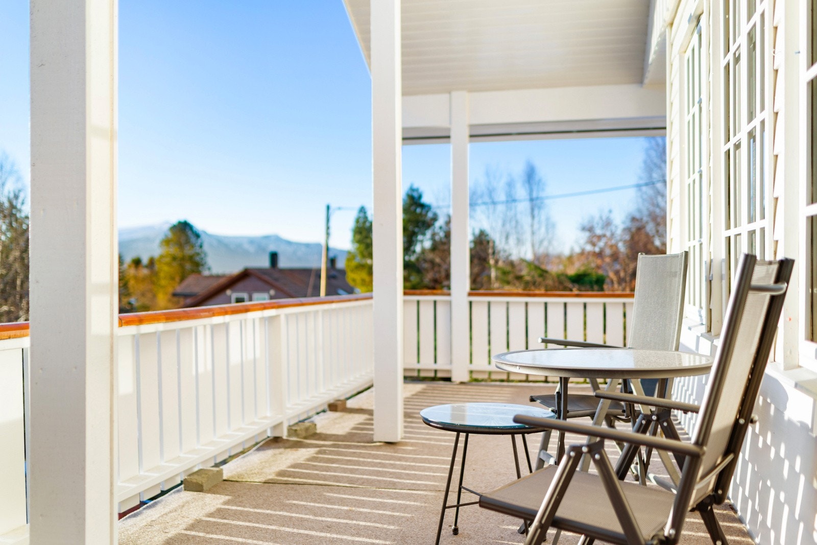 Mot sør har man glimt av Sunnmørsalpane og solen står fint i solveggen på sommerhalvåret. Galleribilde