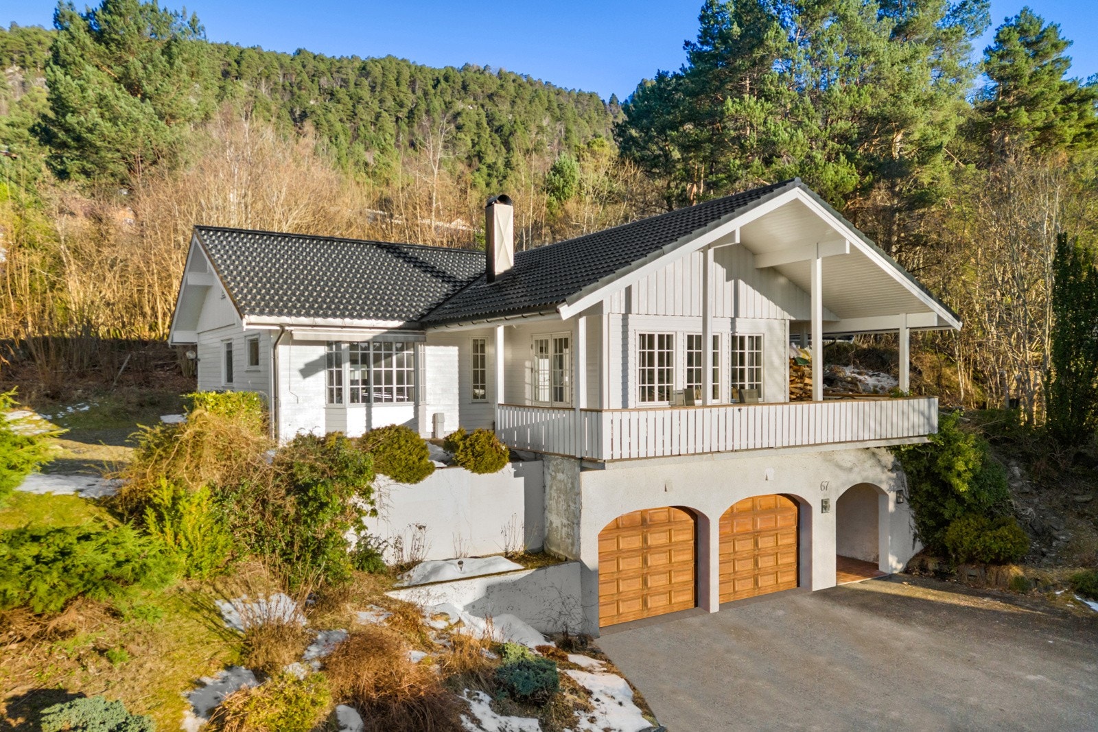 Boligen går over to etasjer med dobbelgarasje, vindfang, gang og teknisk rom i kjelleretasjen. Galleribilde