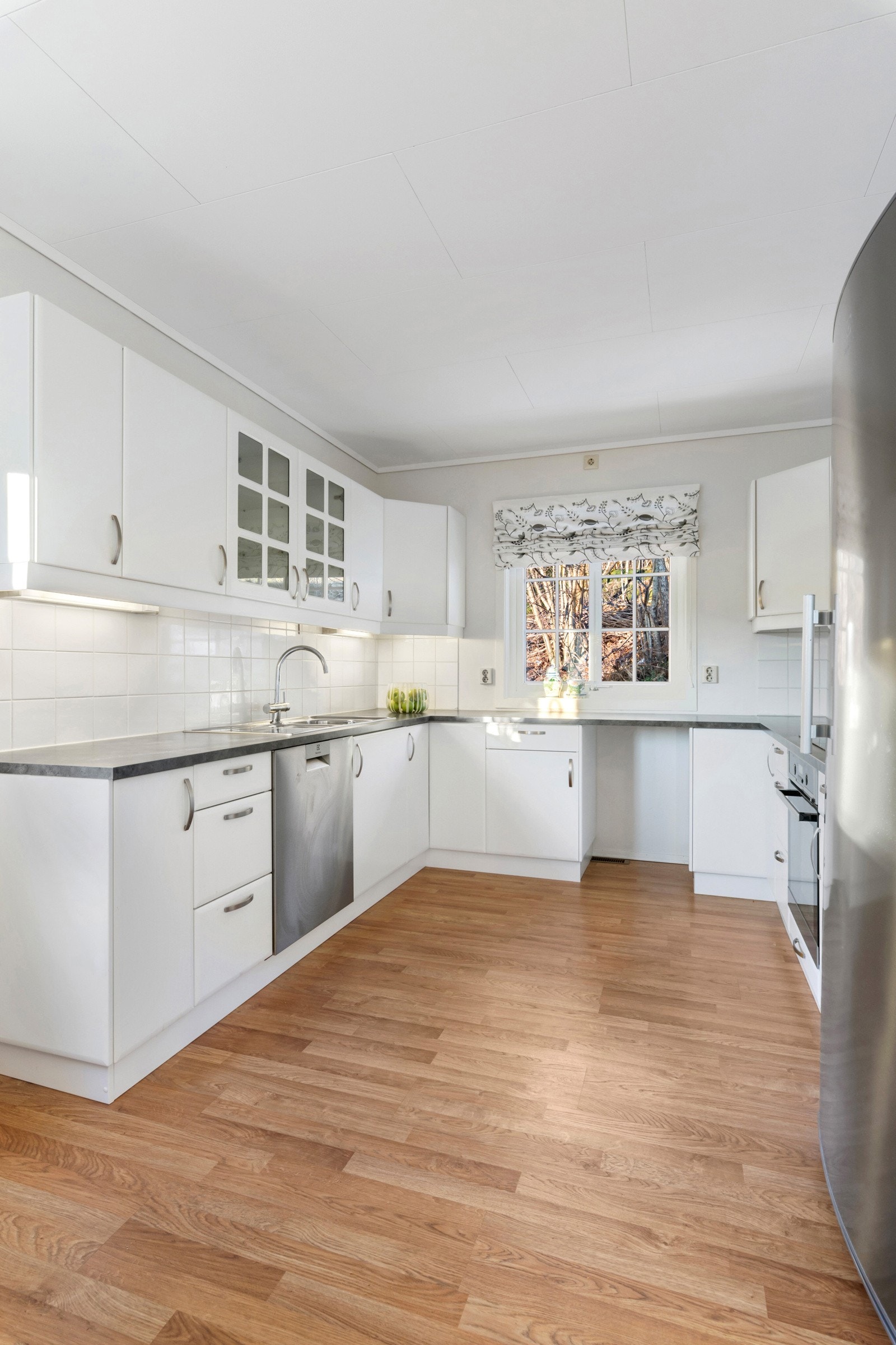 Kjøkkenet har vært hos kjøkkenfornyer og fremstår som stilrent og med lite slitasje. Galleribilde