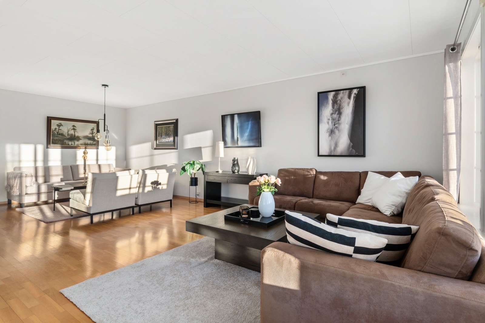 En romslig stue sørger for høy trivsel, gir muligheter for å samle hele familien og nyte kjekke stunder ilag. Galleribilde