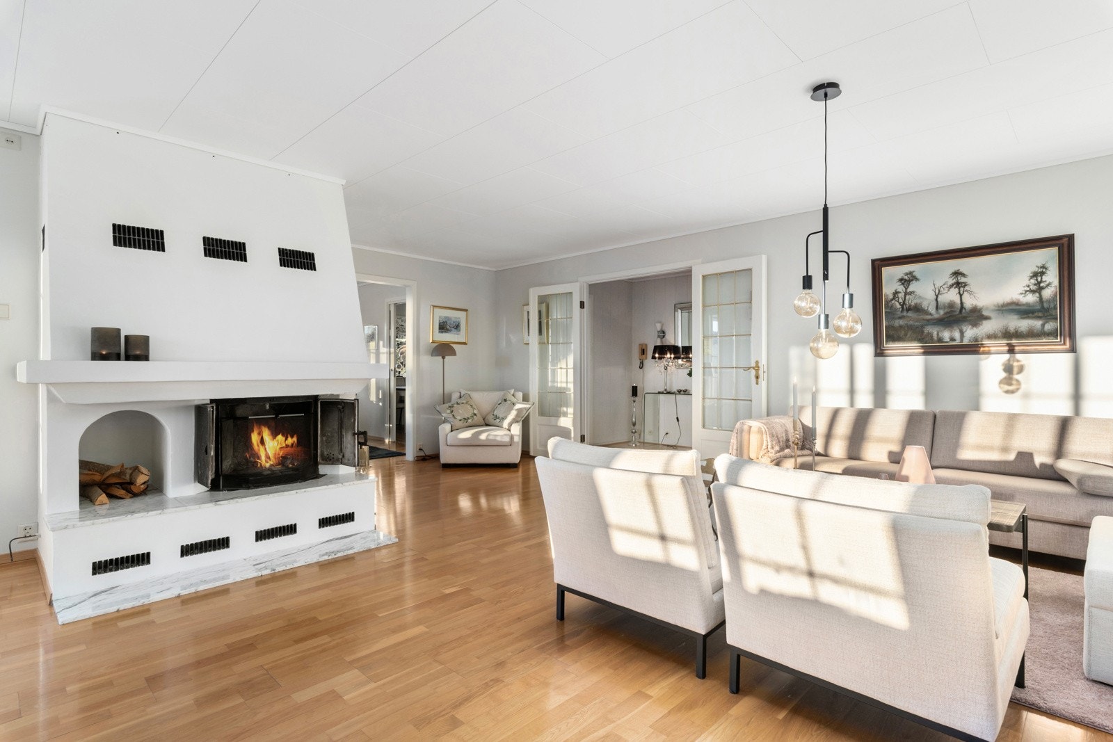 Boligen har nesten 200 kvm internt bruksareal og dekker de aller fleste behov en barnefamilie måtte ha i 2026. Galleribilde