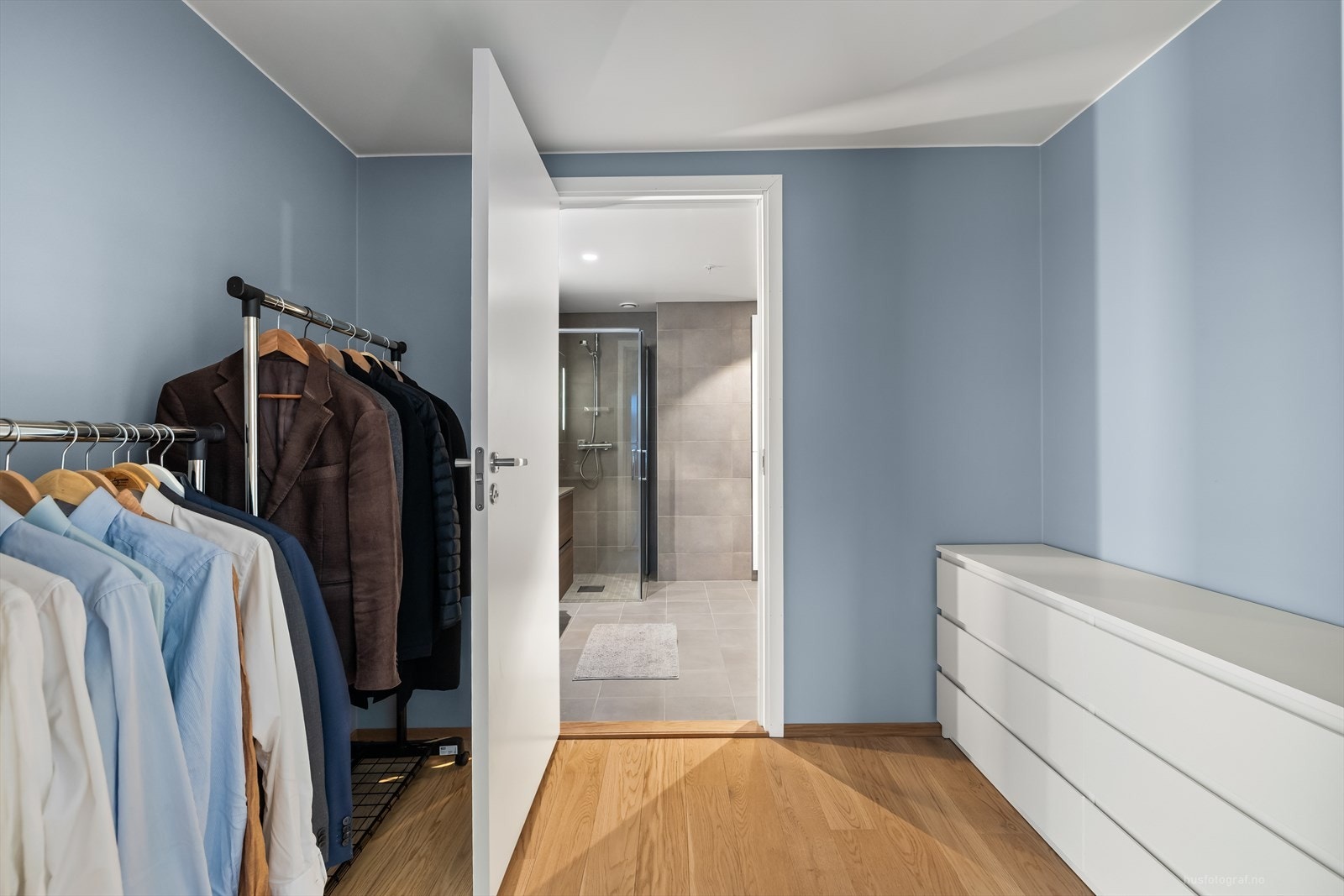 Walk-in som kan innredes etter ønsket garderobeløsning. Galleribilde