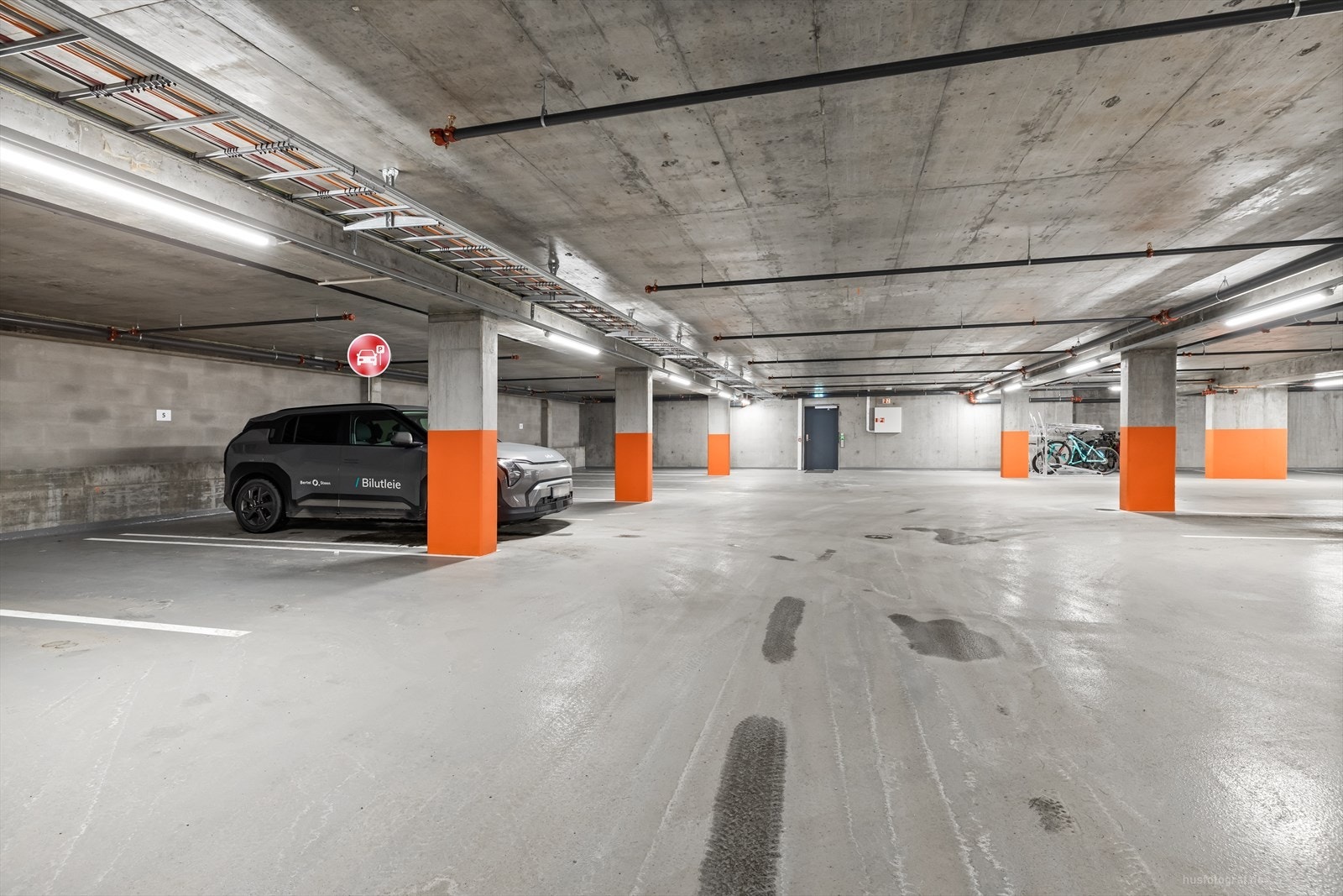 Garasjeplass i oppvarmet garasjeanlegg med mulighet for installasjon av elbil-lader. Galleribilde