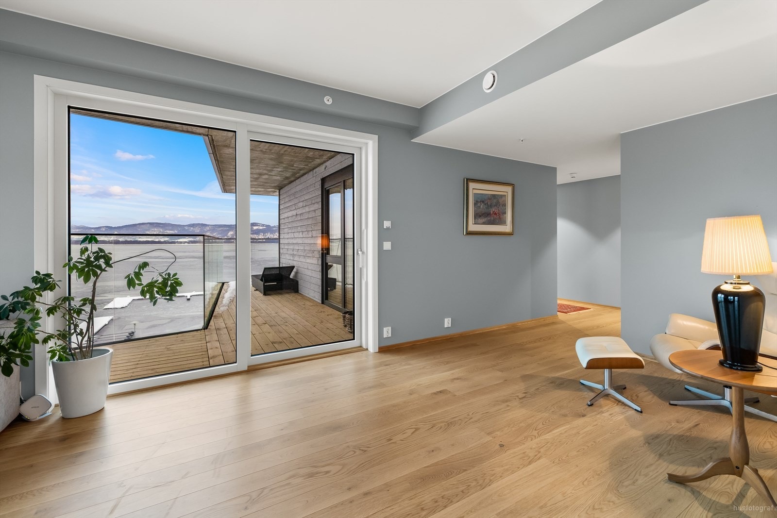 Store vindusflater som strekker seg helt fra gulvet og gir fjorden tett på. Galleribilde