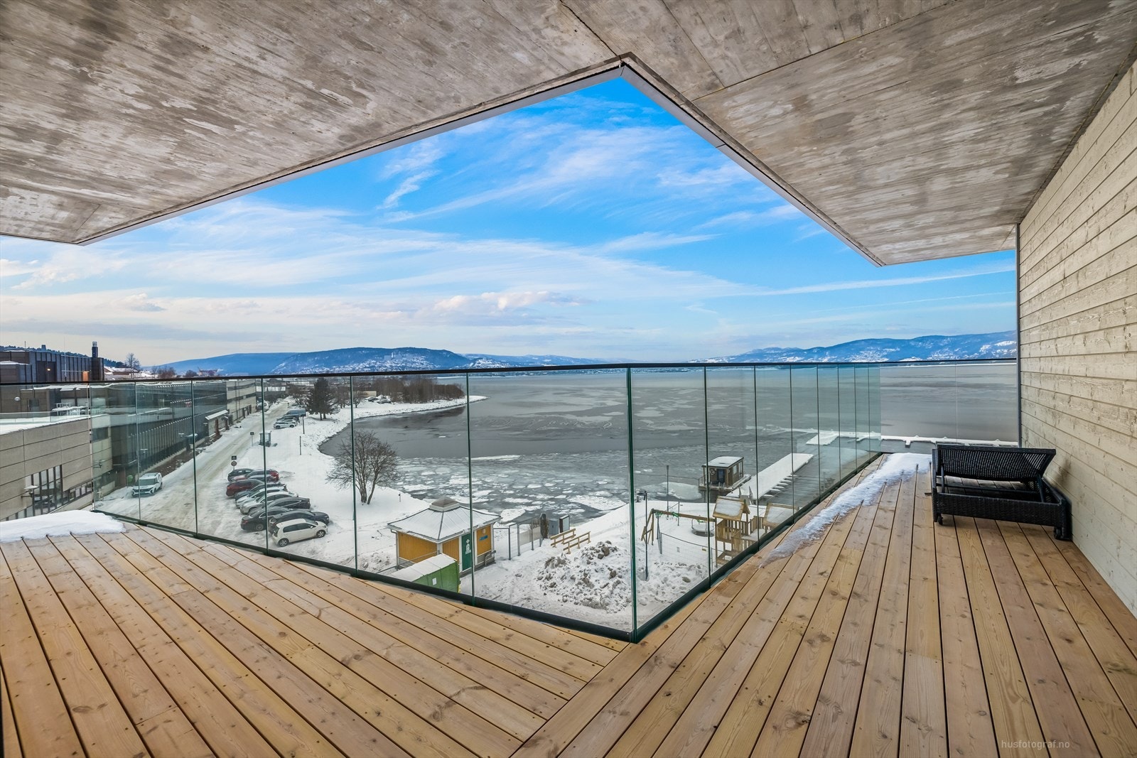 Balkongen strekker seg langs store deler av ytterveggen som gjør at man enkelt kan flytte seg etter sol- og vindforhold. Galleribilde