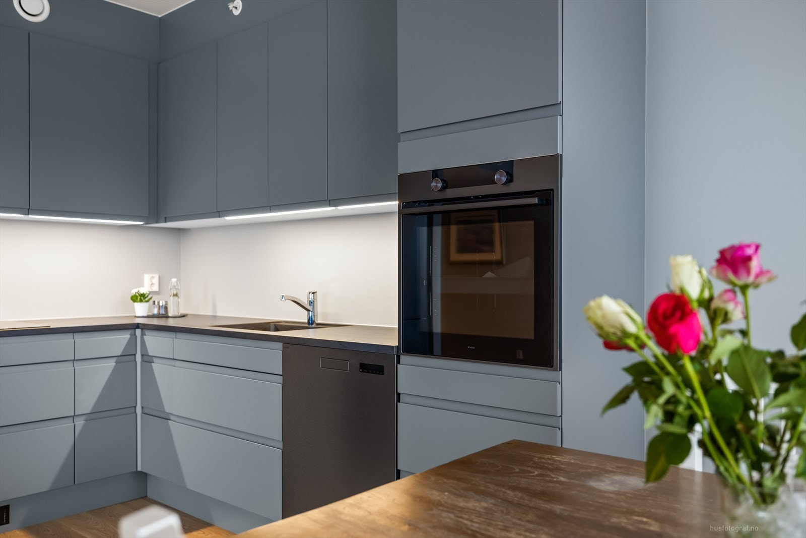 Hvitevarer medfølger, herunder platetopp, oppvaskmaskin, kjøle/fryseskap og stekeovn. Galleribilde