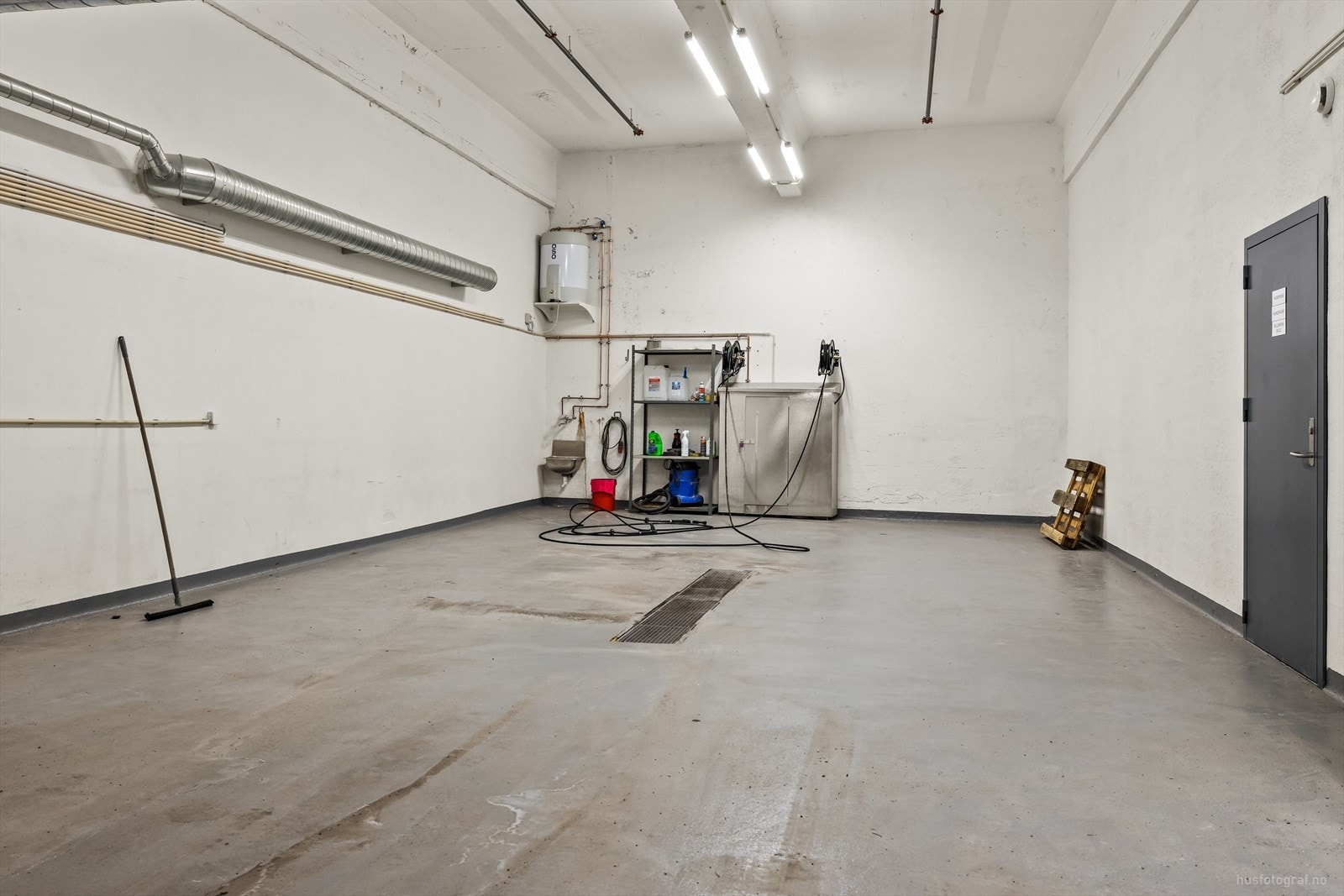 Populær fasilitet med stor vaskehall til bil. Tilgang på varmtvann, lufttrykk og høytrykkspyler. Innenfor døren er det lagt opp til egen hundevask og verksted. Galleribilde