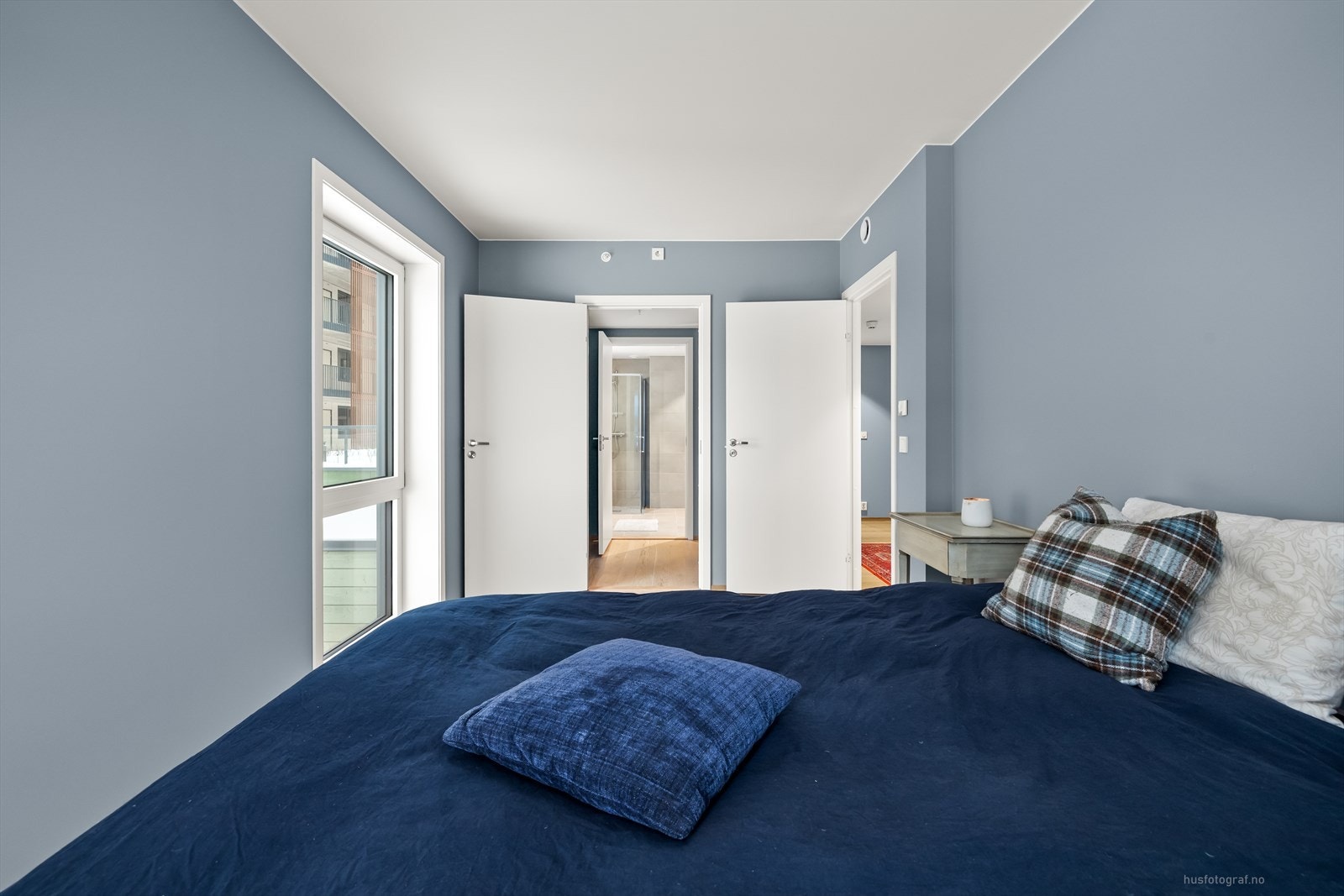 Hovedsoverommet har direkte tilkomst til egen walk-in garderobe og bad. Galleribilde