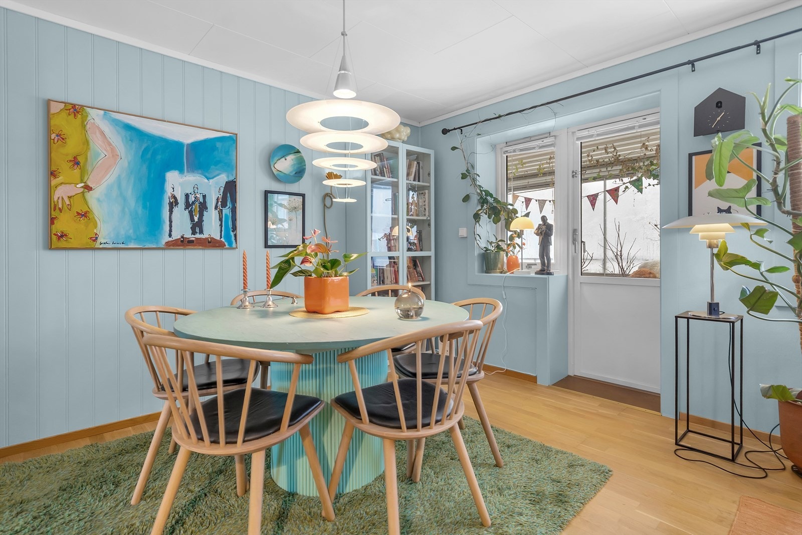 Fra stuen har du også direkte adkomst til en herlig innglasset balkong - perfekt for å nyte utsikten eller en god kopp kaffe året rundt. Galleribilde