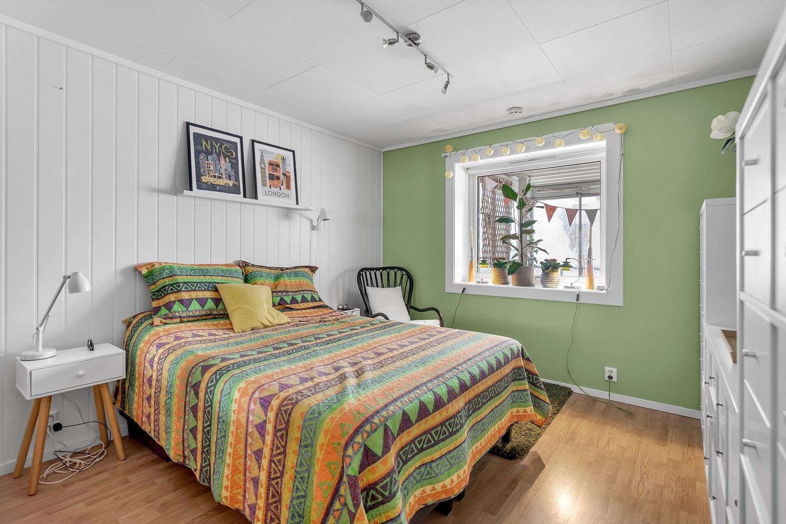 Leiligheten har to romslige og lyse soverom, begge med tilhørende garderobeløsning som gir gode oppbevaringsmuligheter. Hovedsoverommet er ekstra romslig med plass til dobbeltseng og nattbord, samtidig som det gir rom for personlig innredning etter ønske. Galleribilde