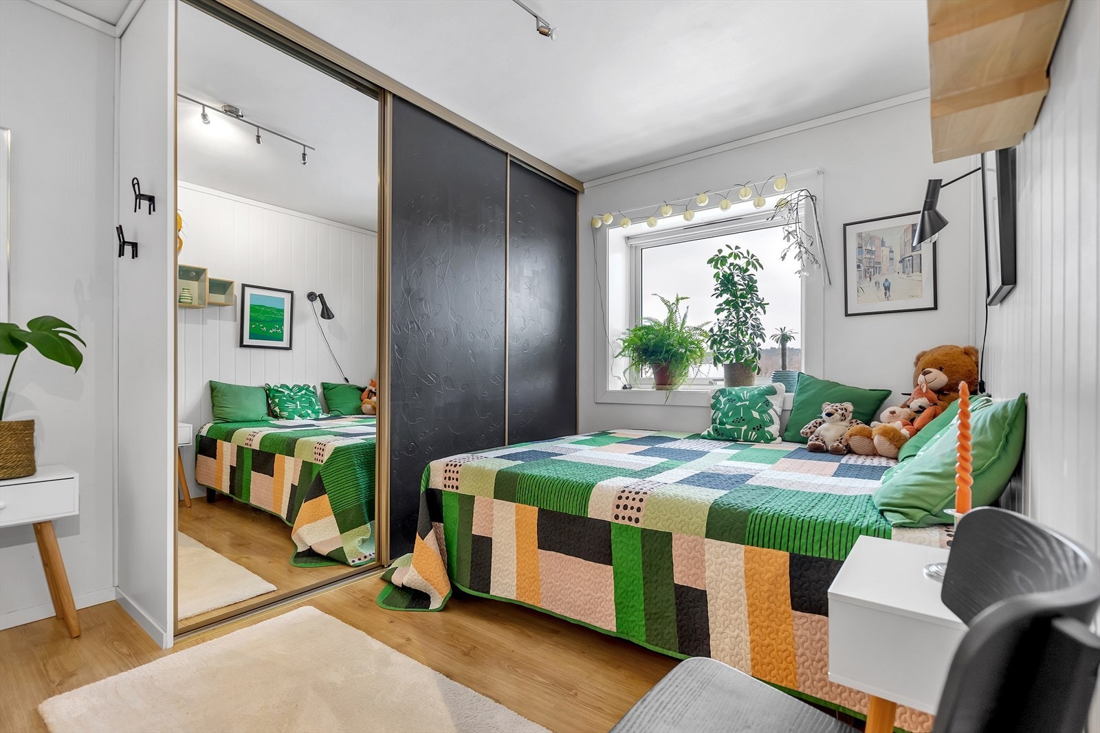 Det andre soverommet er utstyrt med skyvedørsgarderobe og passer ypperlig som barnerom, gjesterom eller hjemmekontor, alt etter behov. Galleribilde