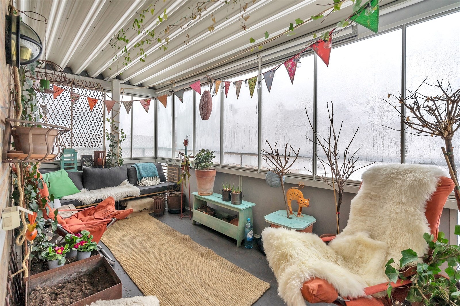 Fra stuen er det utgang til en usjenert og innbydende innglasset balkong med pene fliser på gulvet. Balkongen er et ideelt sted å finne roen i solveggen og vil raskt bli et naturlig samlingspunkt, spesielt på varme sommerdager. Galleribilde