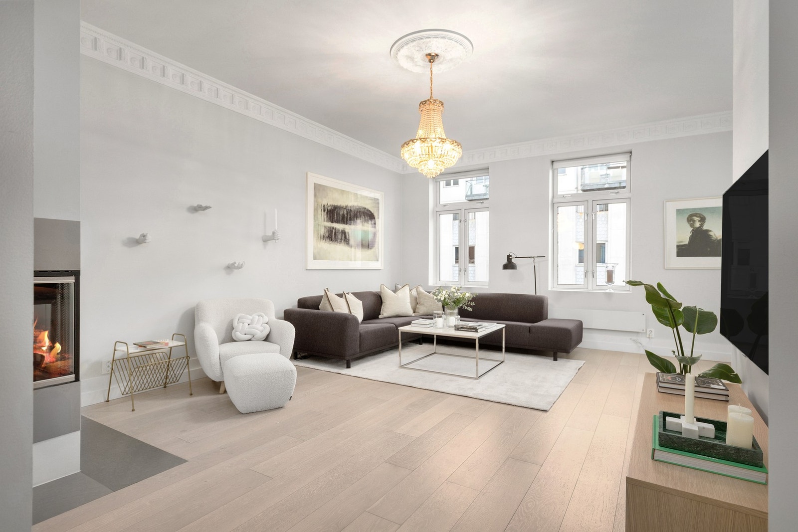 Stor stue med moderne peis. Galleribilde