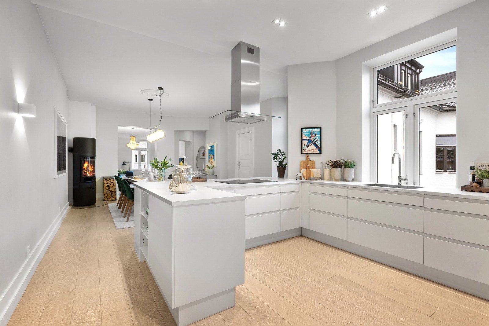 Lyst og innbydende kjøkken fra HTH med stor benkeplass og gode oppbevaringsmuligheter. Galleribilde