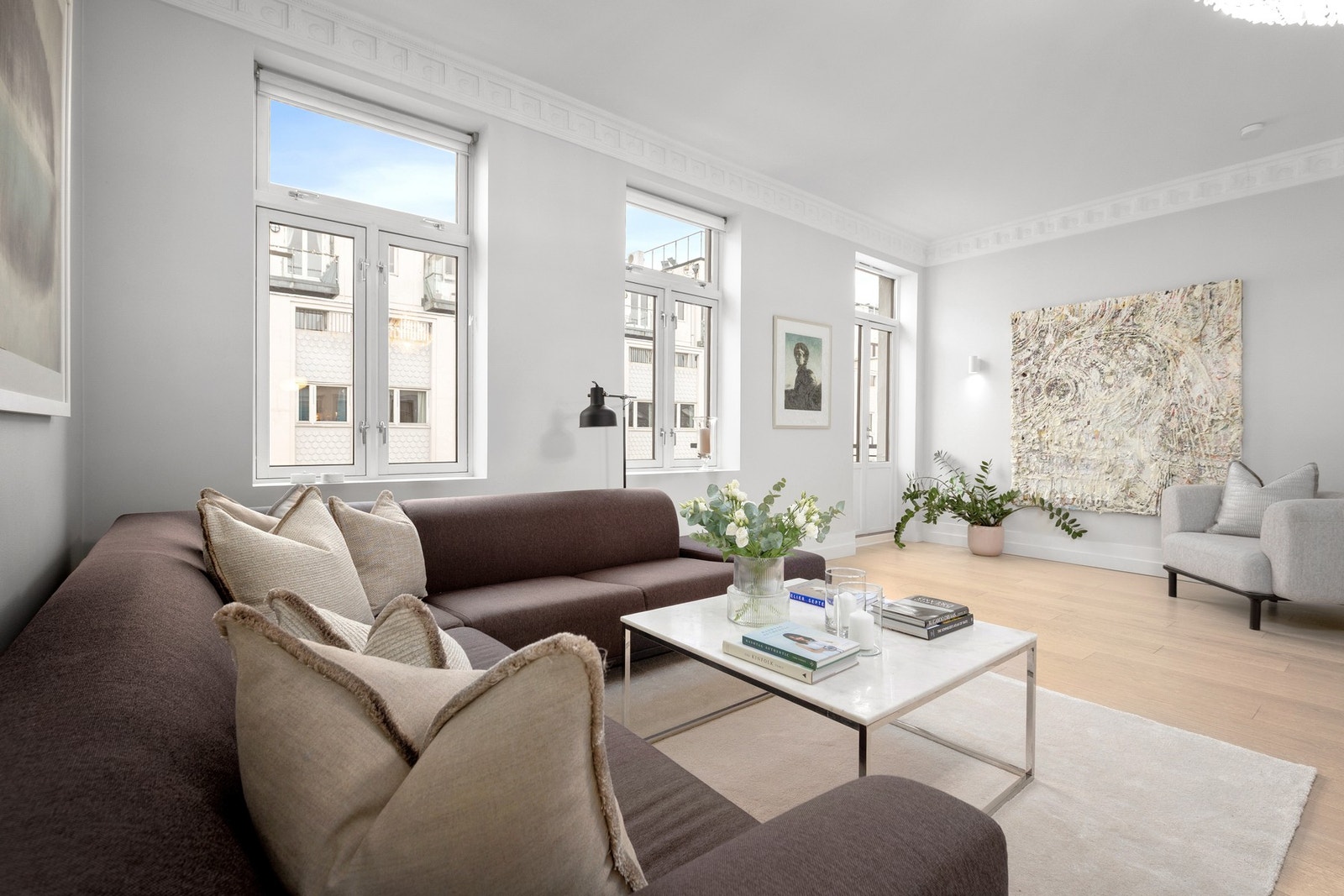 Romslig stue med store vindusflater som slipper inn godt med dagslys. Galleribilde