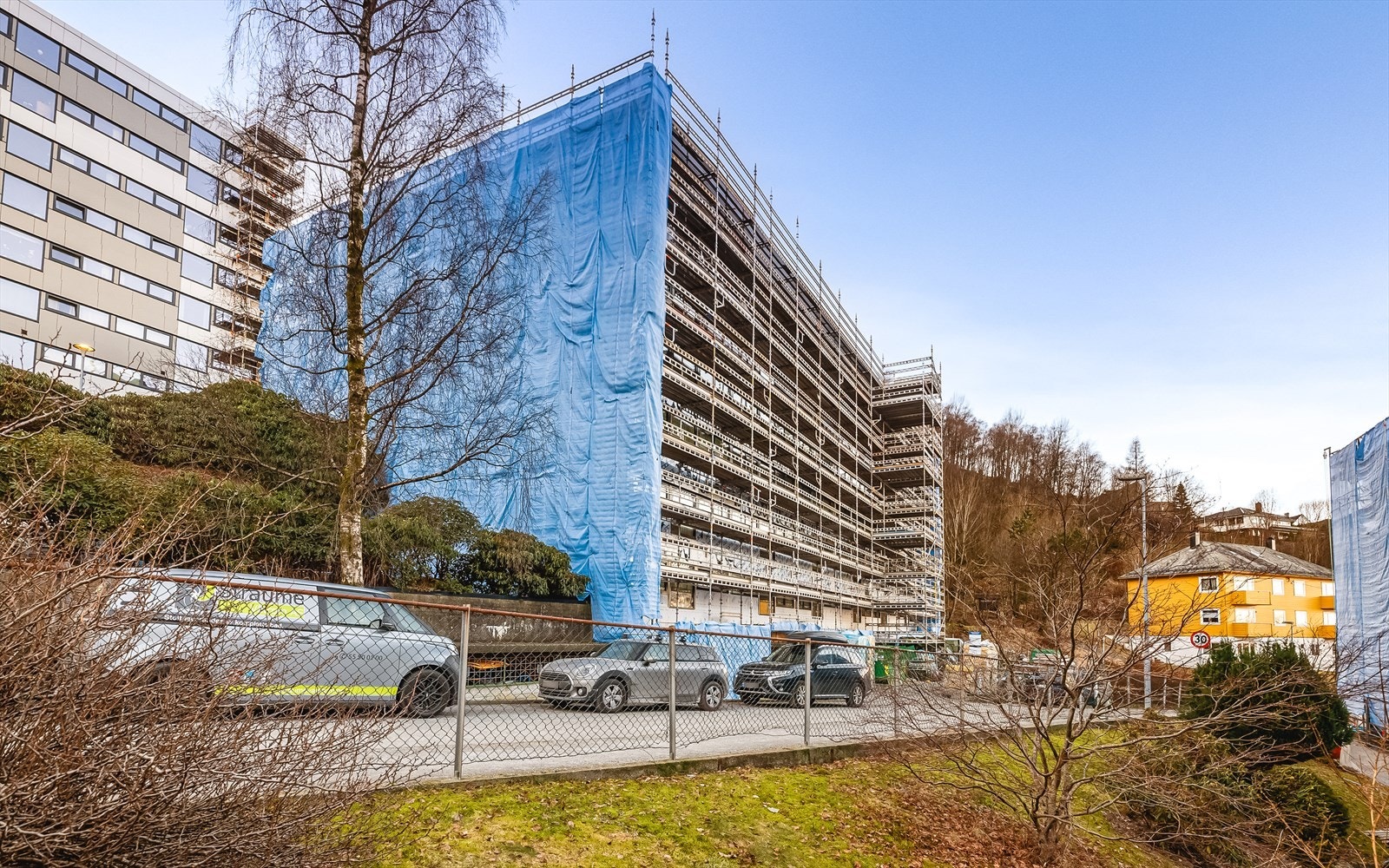 Rehabiliteringsprosjektet er i veldig godt i gang, og de holder på å demontere stillas fra denne blokken i disse dager. Galleribilde