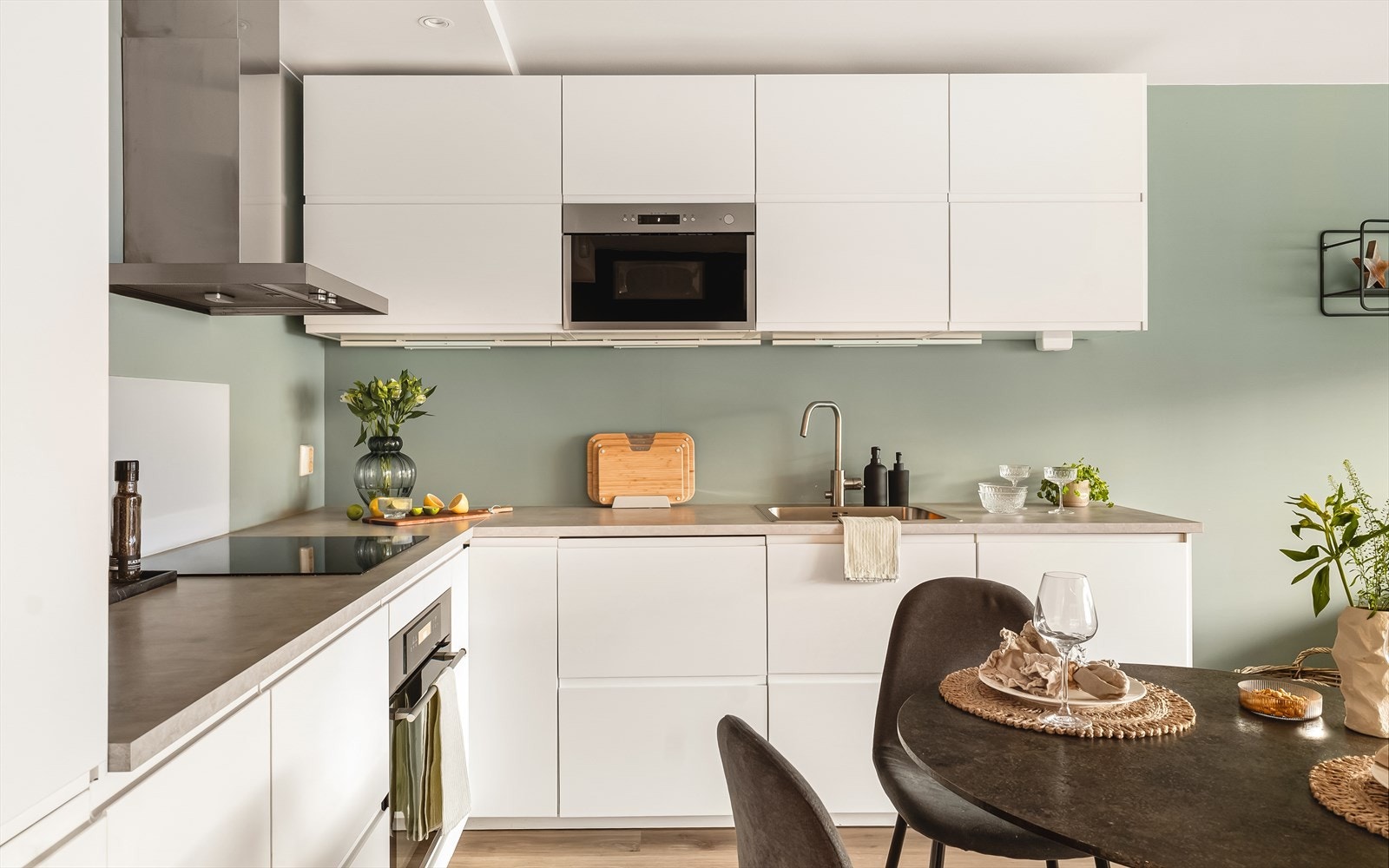 Det er godt med både skap-benke og skuffeplass (doble skuffer under benkeplate). Praktisk splash-back over koketopp. Galleribilde