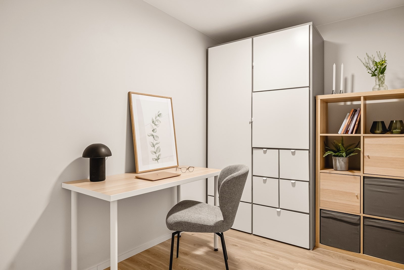 Det ekstra rommet med kontor/oppbevaring er gull. Ypperlig for hjemmekontor, samt å holde god orden i ting man ønsker lett tilgjengelig. Galleribilde