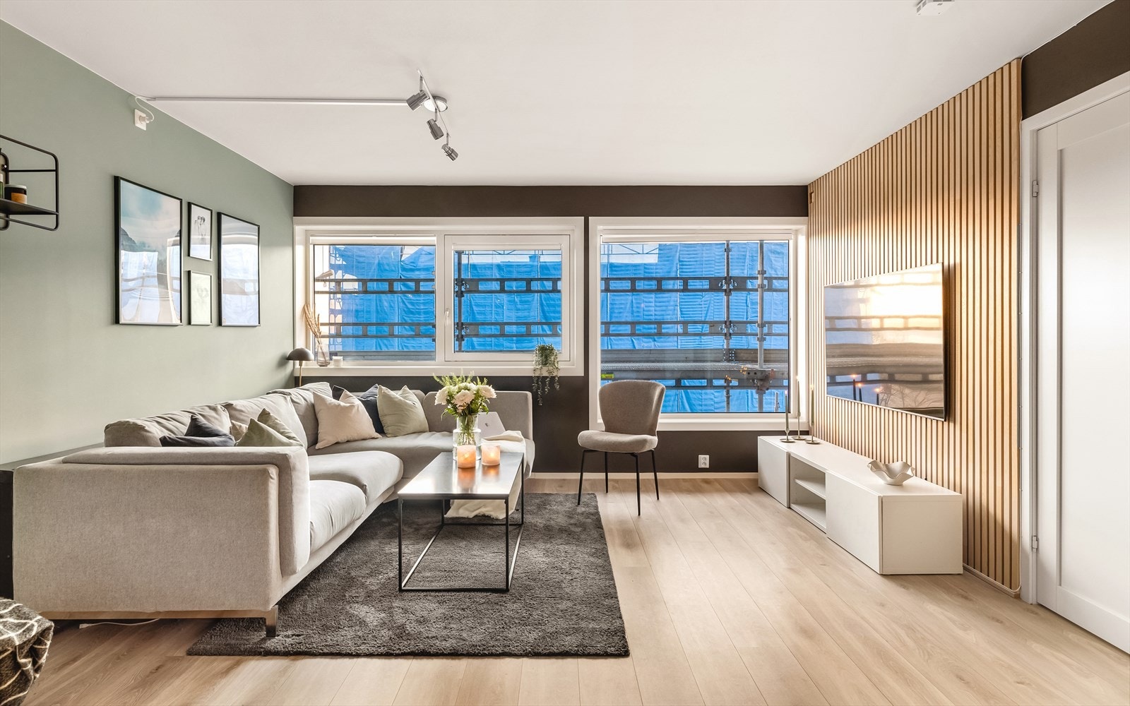 Store vindusflater vender normalt sett ikke mot stillas og presenning :-) Galleribilde